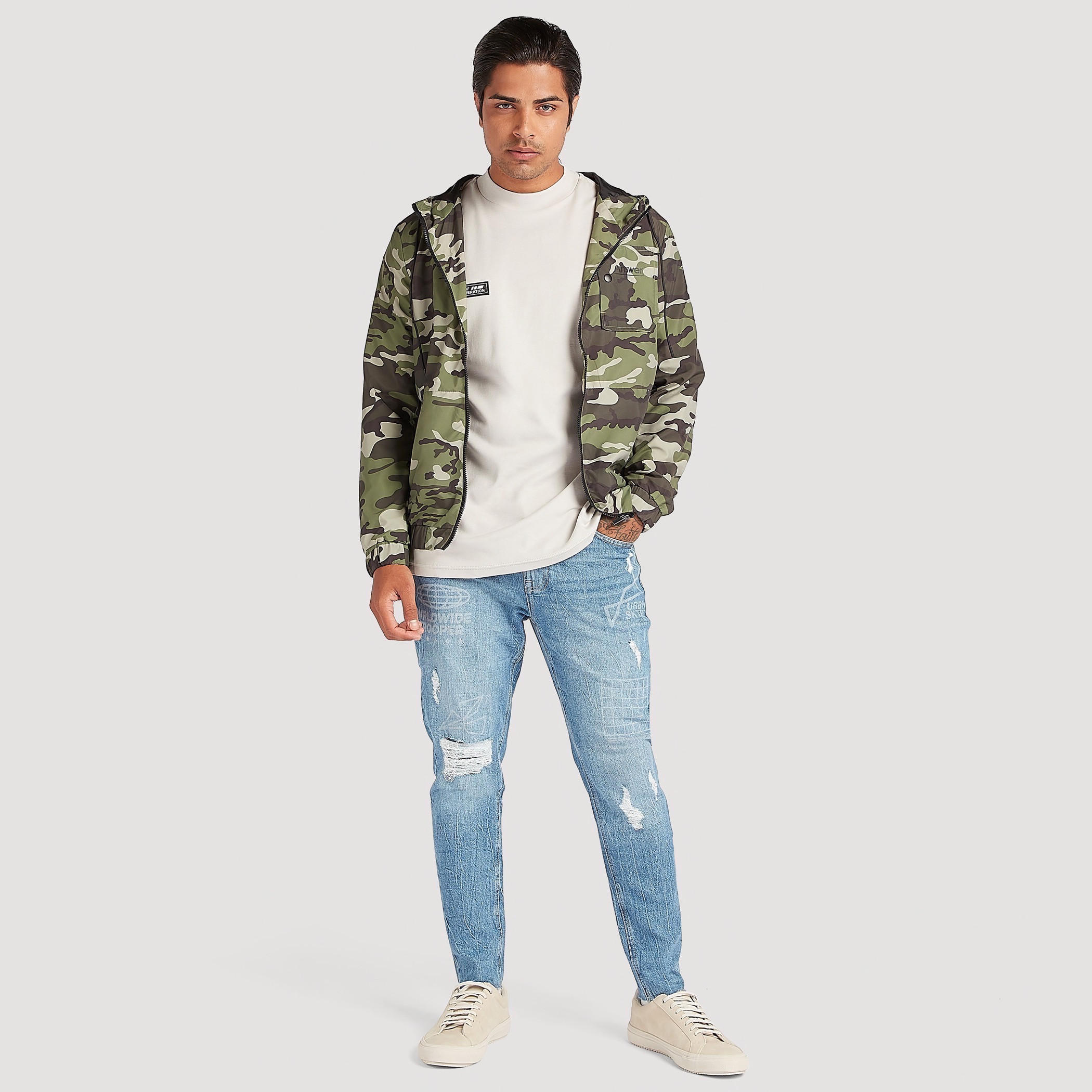 جاكيت بقصّة عادية وطبعات مموّهة مع قبّعة وأكمام طويلة-men-clothing-jacketsandblazers-jackets-image-2