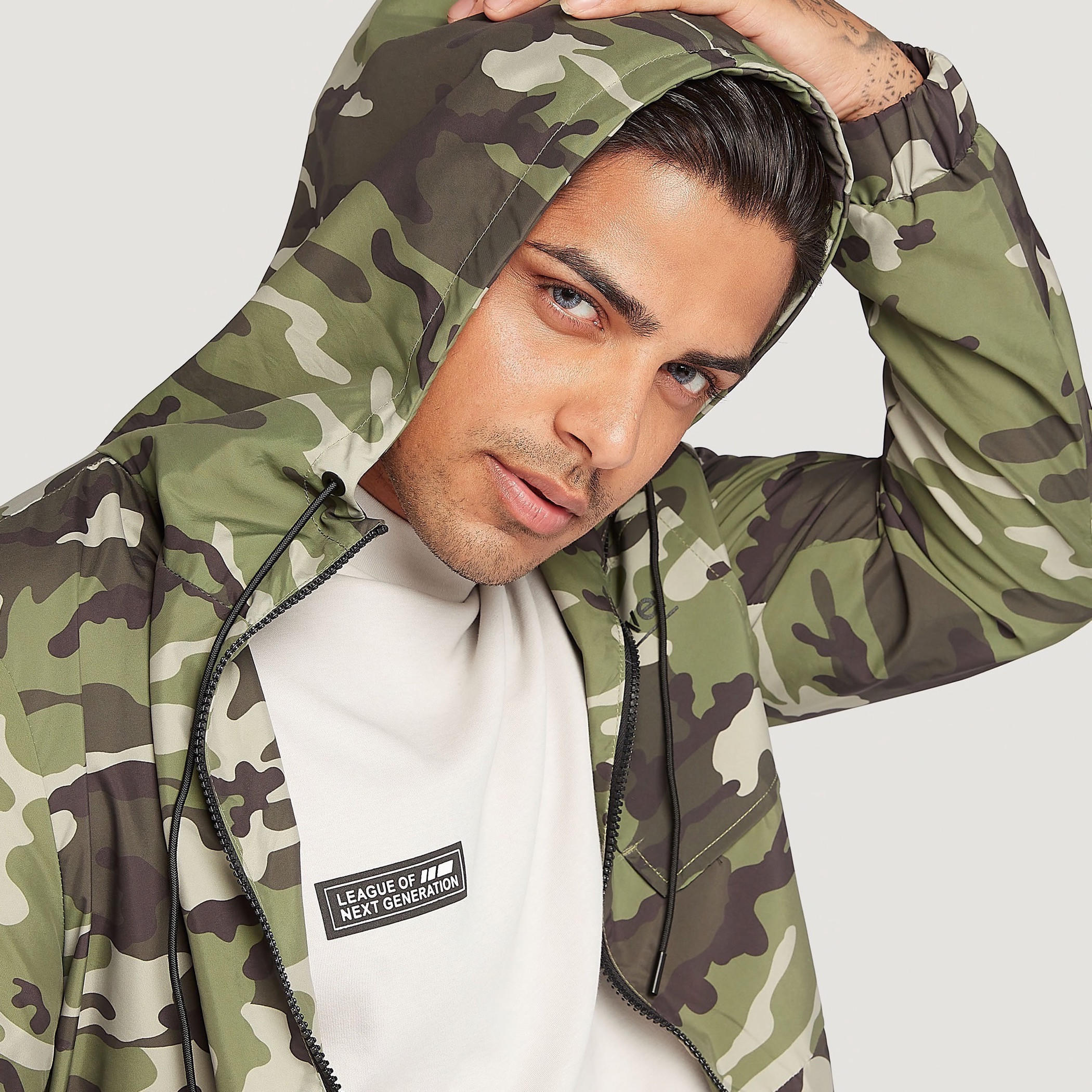 جاكيت بقصّة عادية وطبعات مموّهة مع قبّعة وأكمام طويلة-men-clothing-jacketsandblazers-jackets-image-3