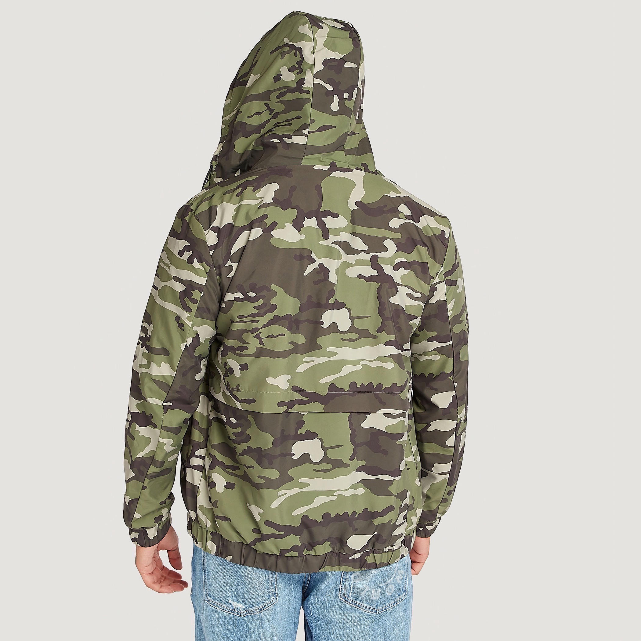 جاكيت بقصّة عادية وطبعات مموّهة مع قبّعة وأكمام طويلة-men-clothing-jacketsandblazers-jackets-image-4