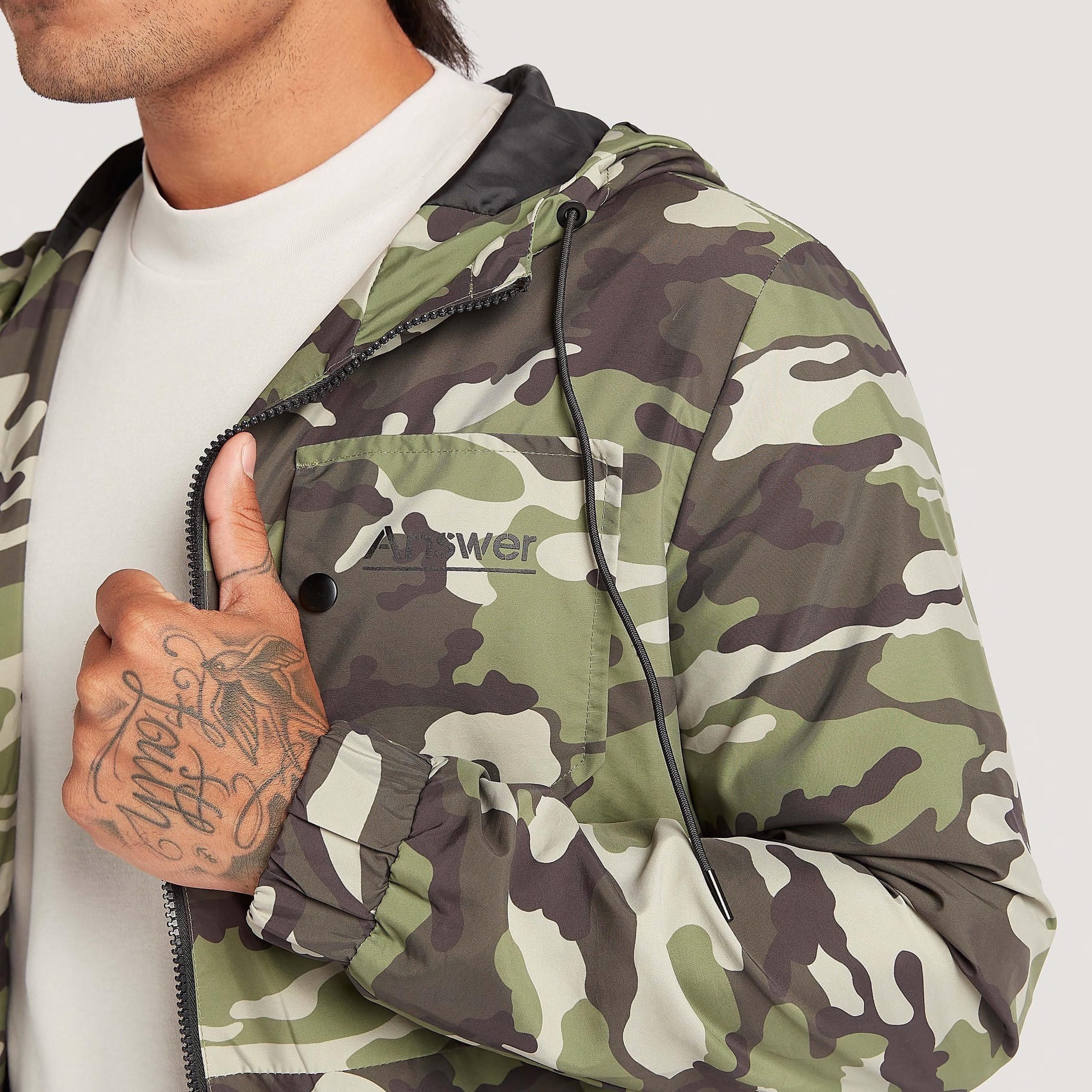جاكيت بقصّة عادية وطبعات مموّهة مع قبّعة وأكمام طويلة-men-clothing-jacketsandblazers-jackets-image-5