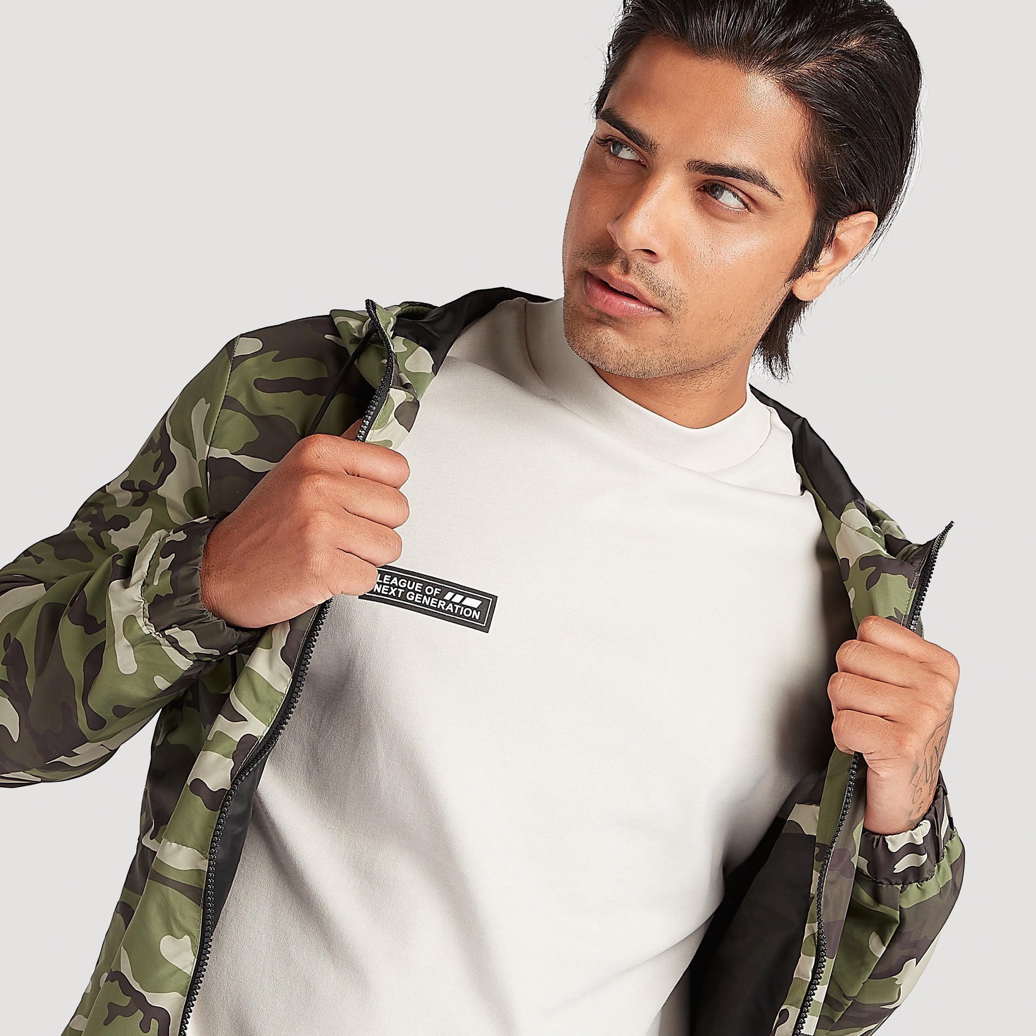 جاكيت بقصّة عادية وطبعات مموّهة مع قبّعة وأكمام طويلة-men-clothing-jacketsandblazers-jackets-image-6