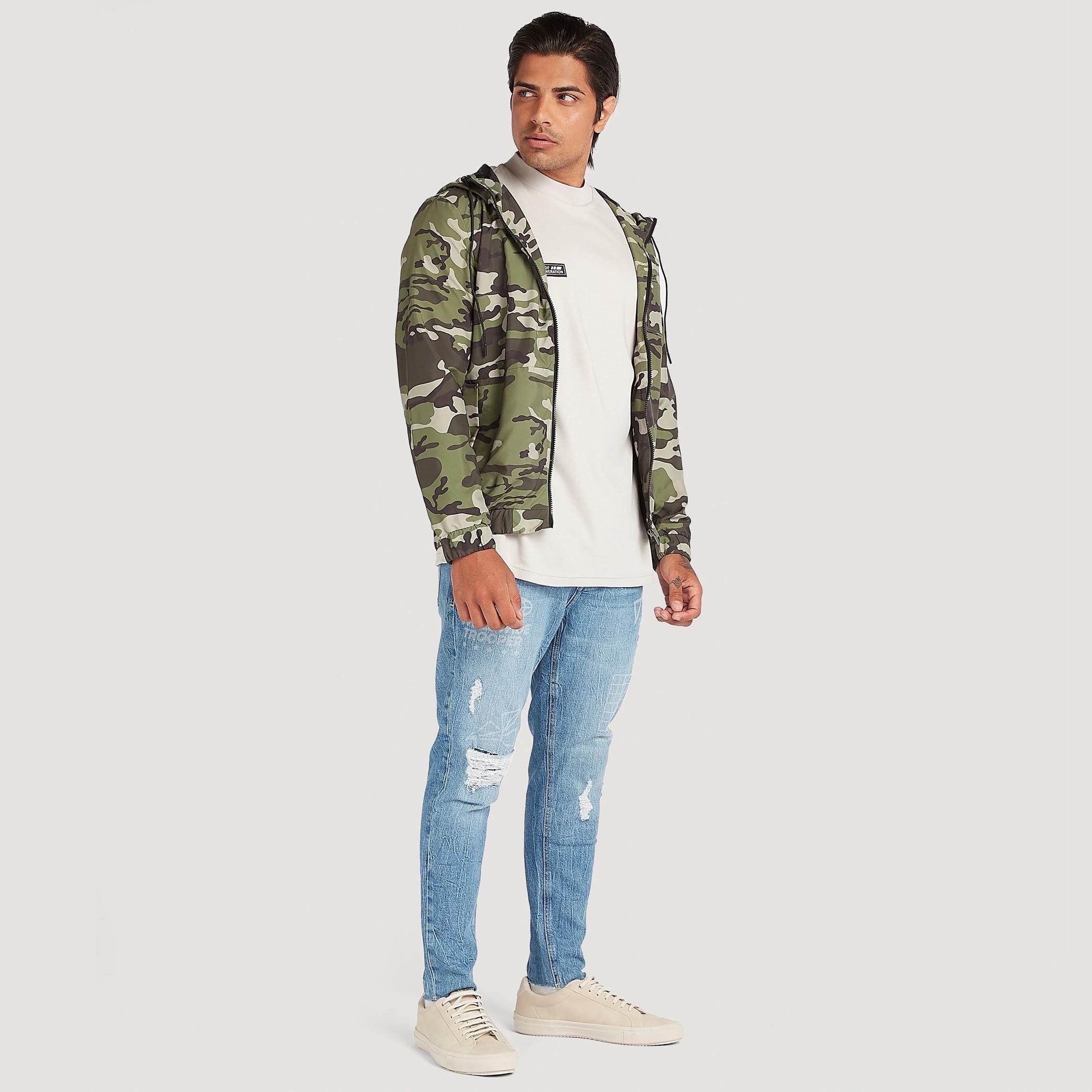 جاكيت بقصّة عادية وطبعات مموّهة مع قبّعة وأكمام طويلة-men-clothing-jacketsandblazers-jackets-image-7