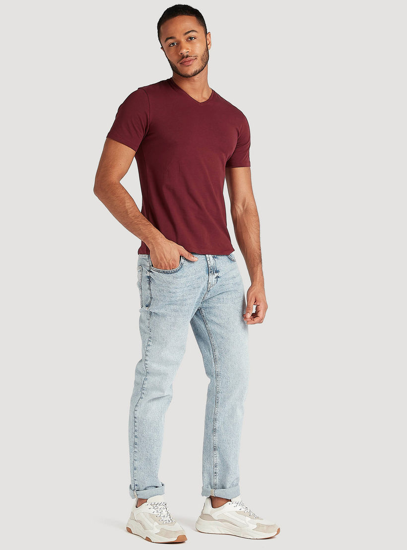 تيشيرت سادة بياقة v وأكمام قصيرة-men-clothing-tshirtsandpolos-tshirts-image-4