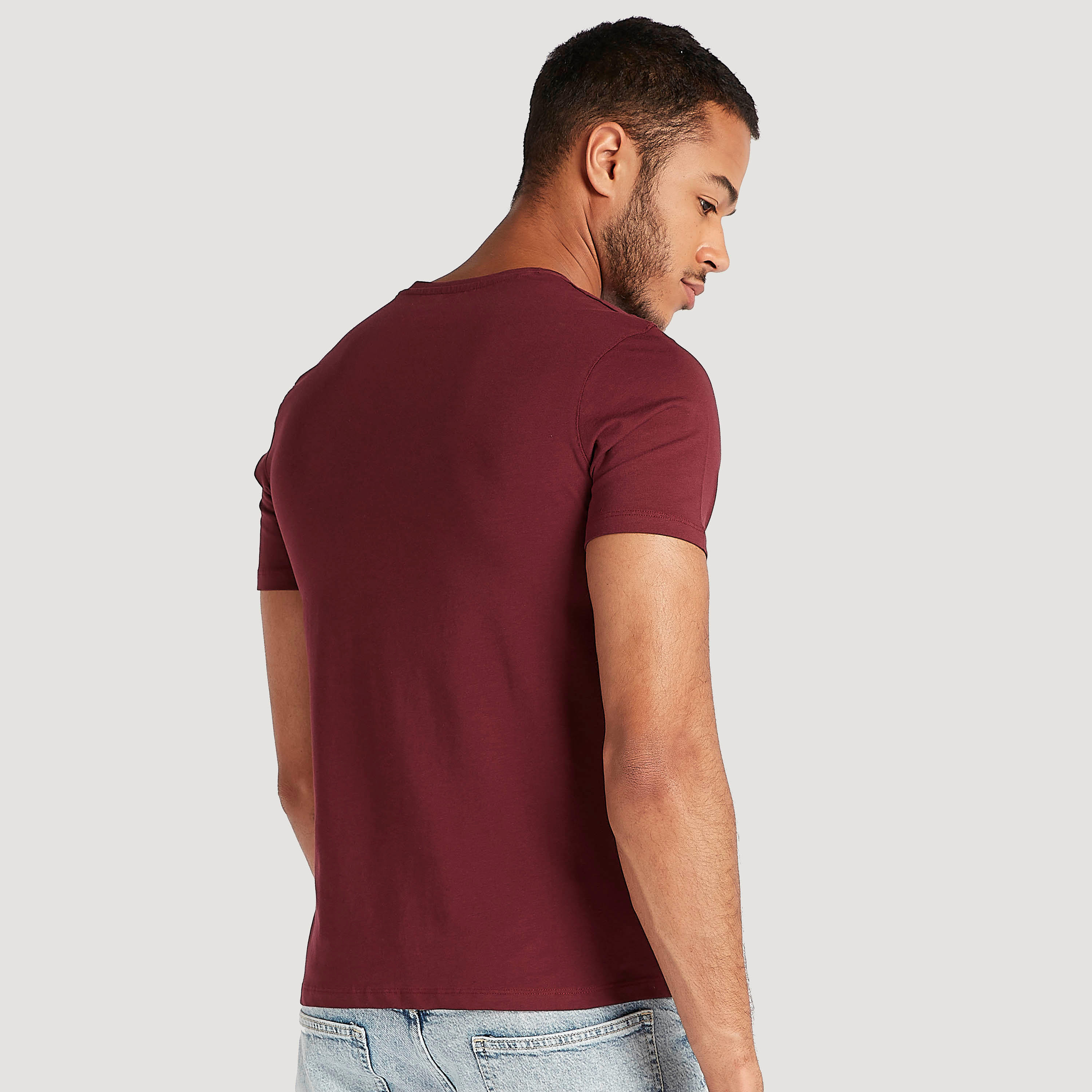 تيشيرت سادة بياقة v وأكمام قصيرة-men-clothing-tshirtsandpolos-tshirts-image-2