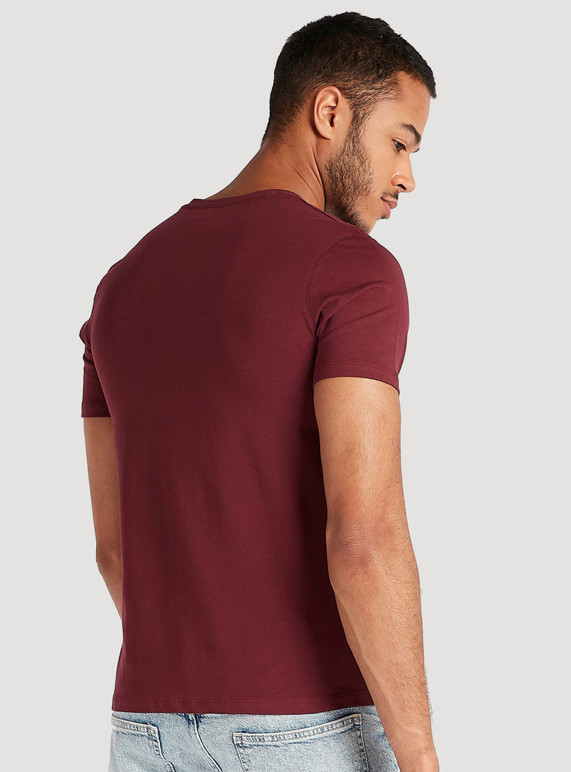 تيشيرت سادة بياقة v وأكمام قصيرة-men-clothing-tshirtsandpolos-tshirts-image-2