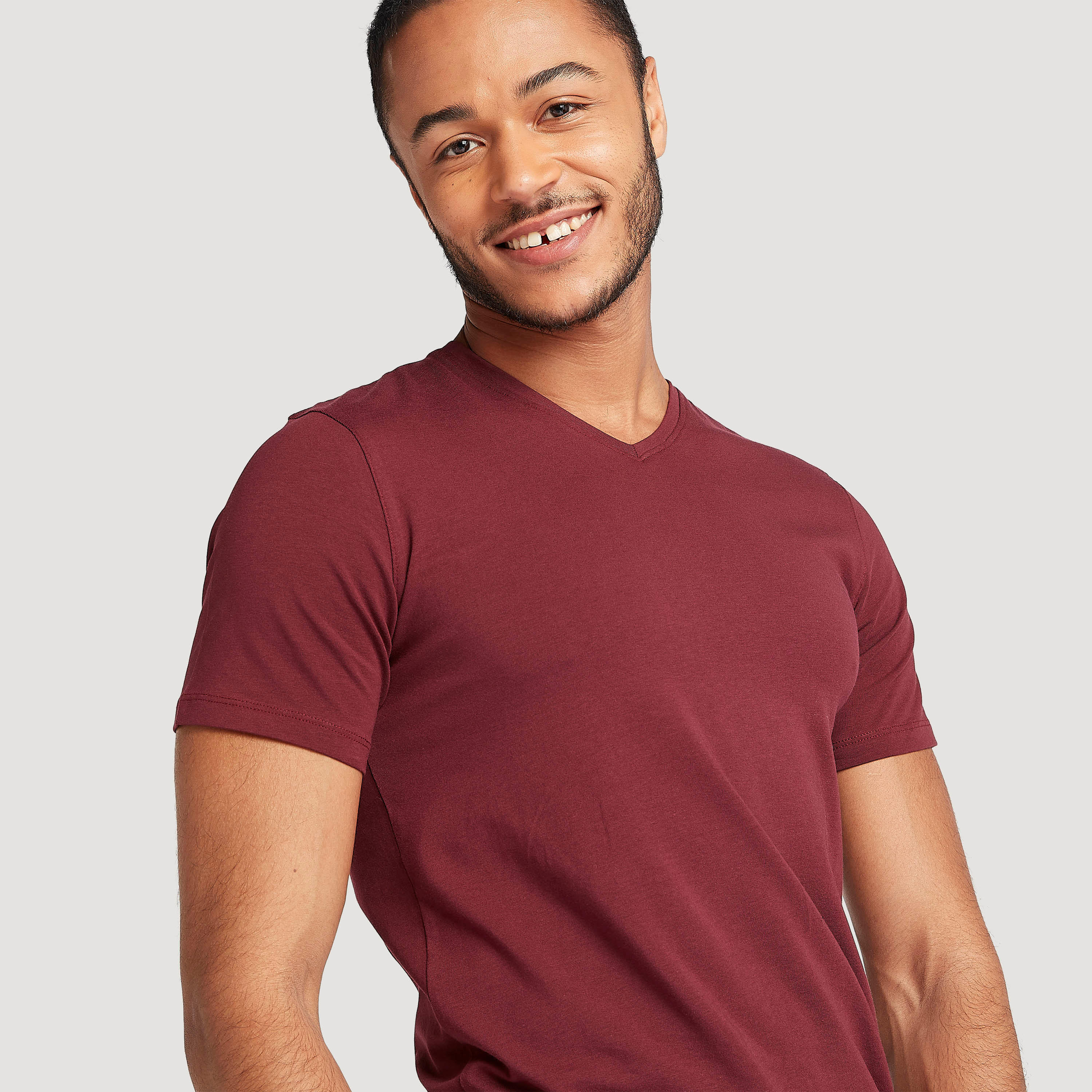 تيشيرت سادة بياقة v وأكمام قصيرة-men-clothing-tshirtsandpolos-tshirts-image-1