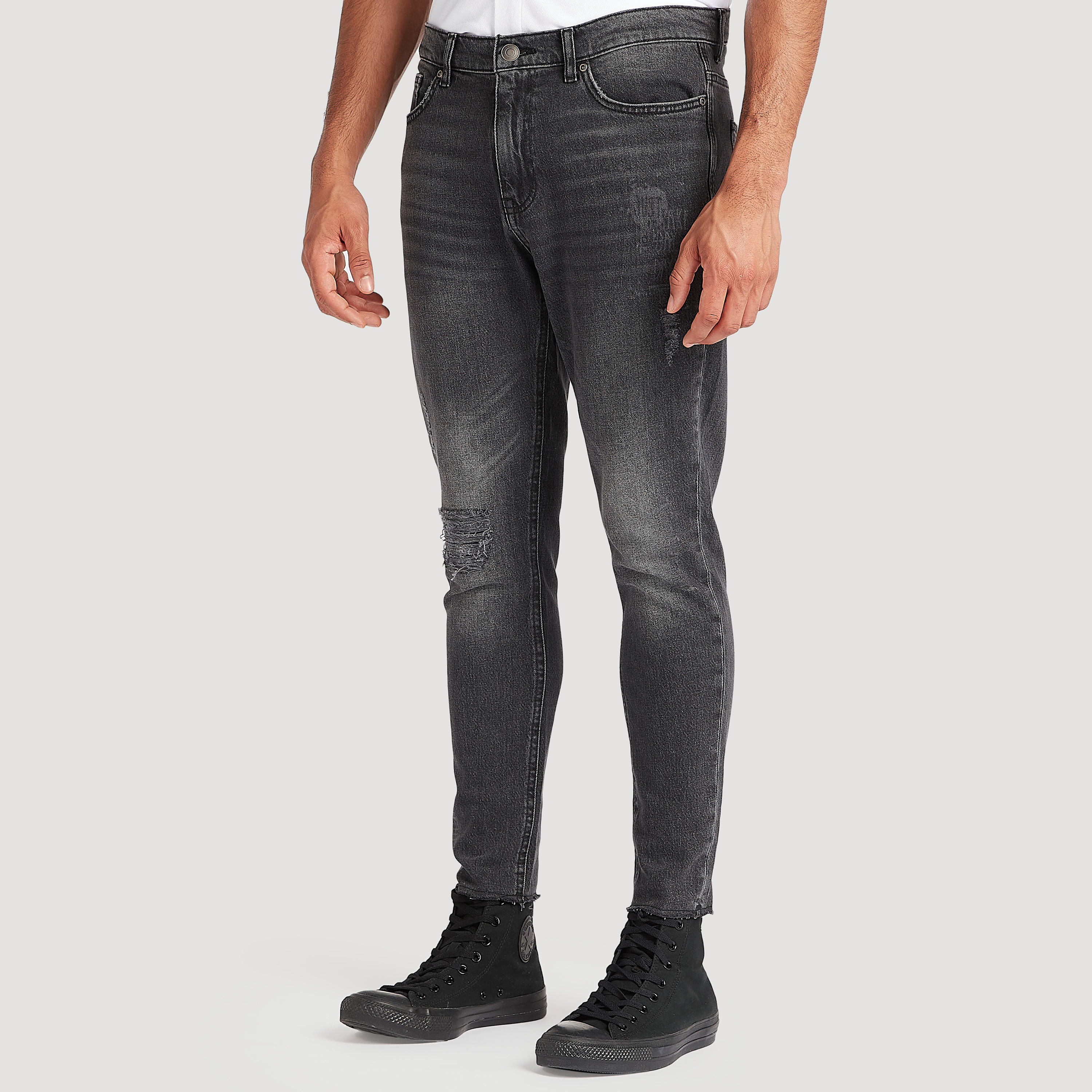 بنطلون جينز كاروت فيت بخصر منخفض وأطراف بشراشيب-men-clothing-bottoms-jeans-image-1