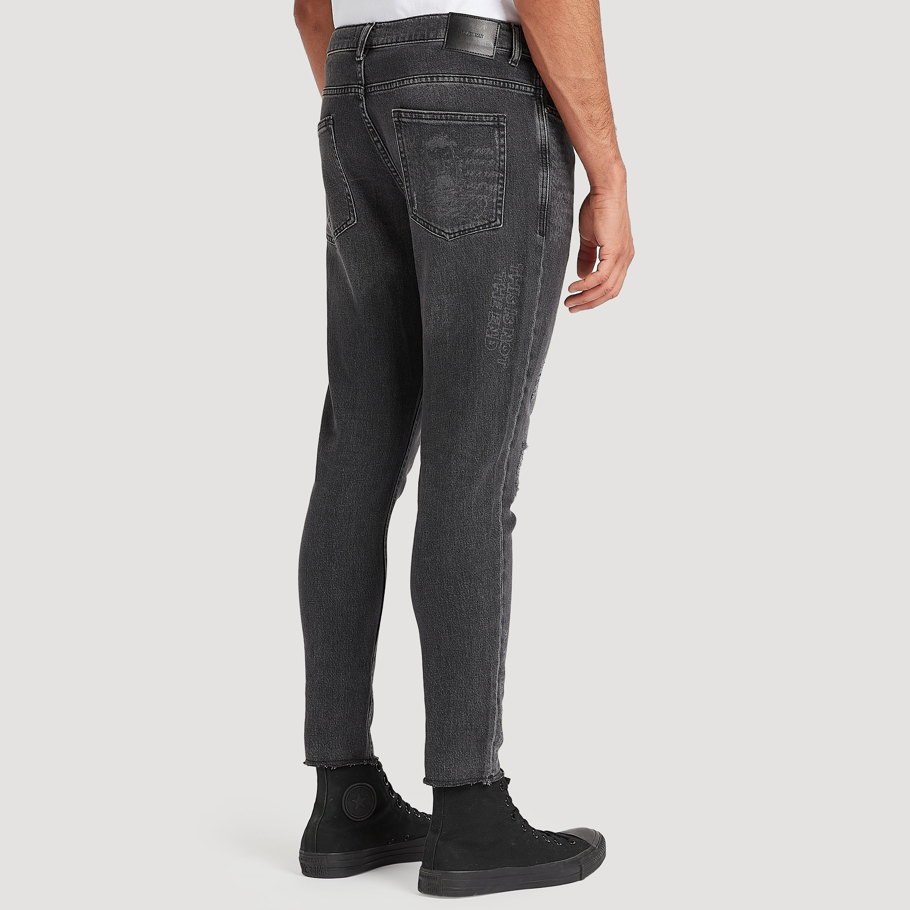 بنطلون جينز كاروت فيت بخصر منخفض وأطراف بشراشيب-men-clothing-bottoms-jeans-image-4