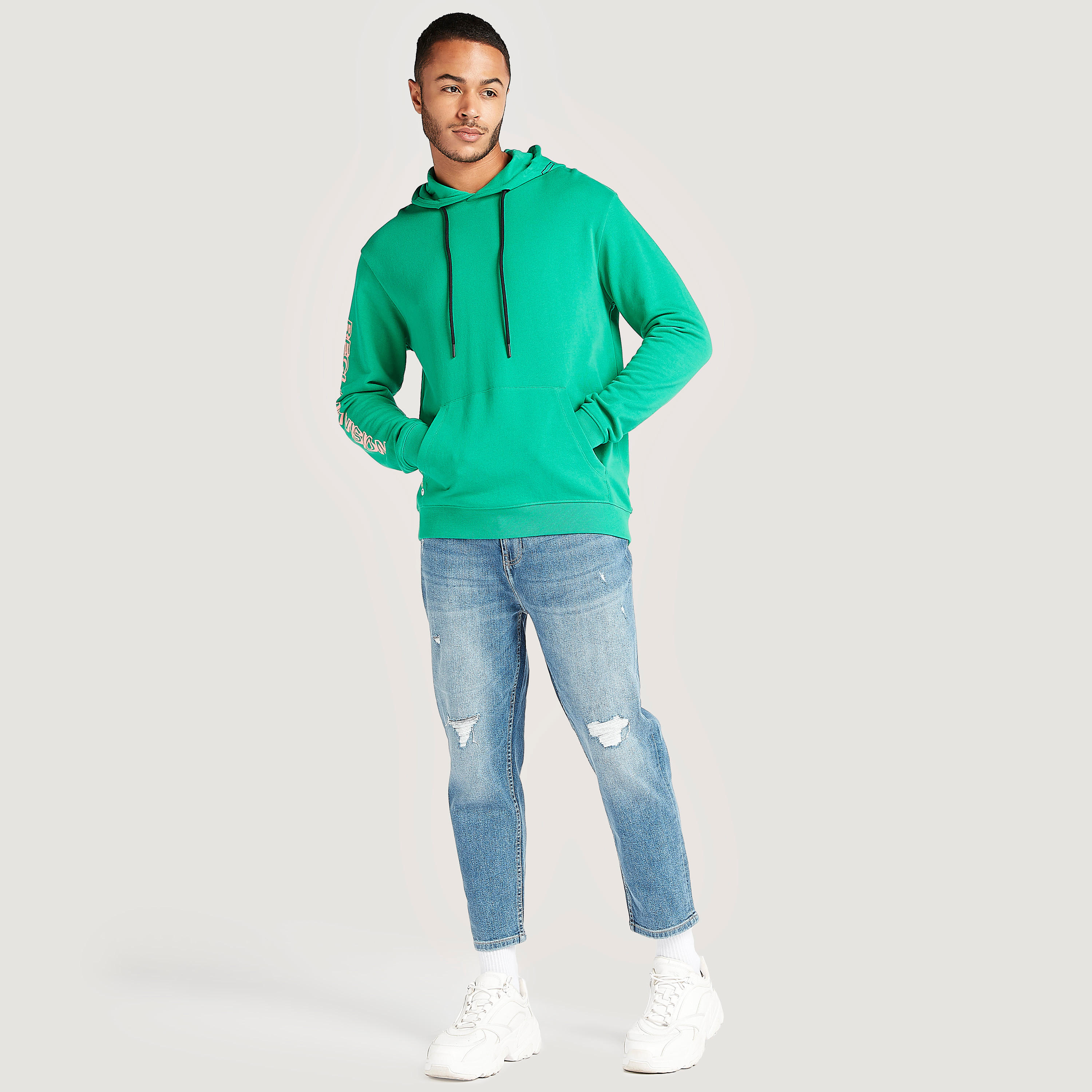 بنطلون جينز قصير مضلع بخصر متوسط الارتفاع وزر إغلاق-men-clothing-bottoms-jeans-image-2
