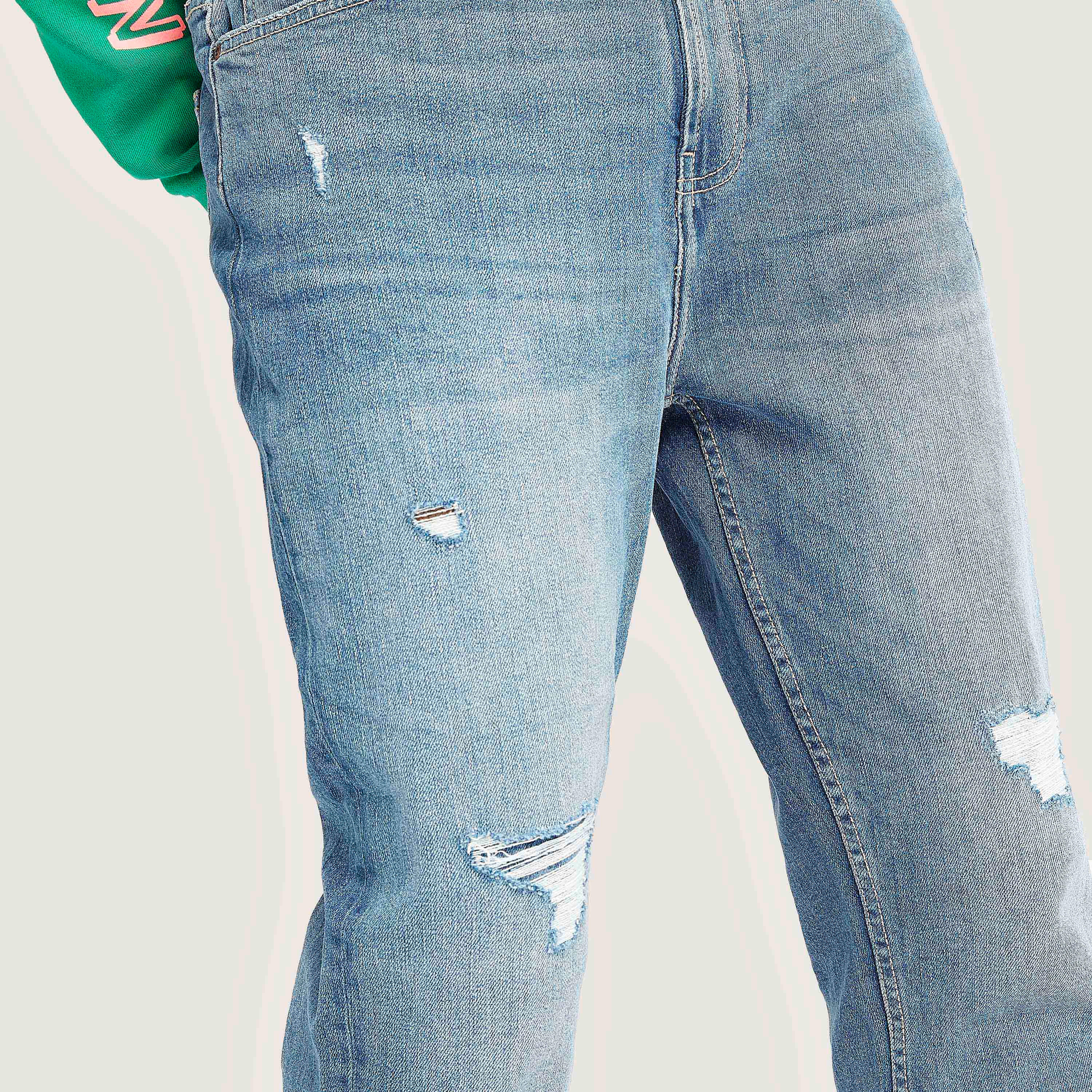 بنطلون جينز قصير مضلع بخصر متوسط الارتفاع وزر إغلاق-men-clothing-bottoms-jeans-image-3
