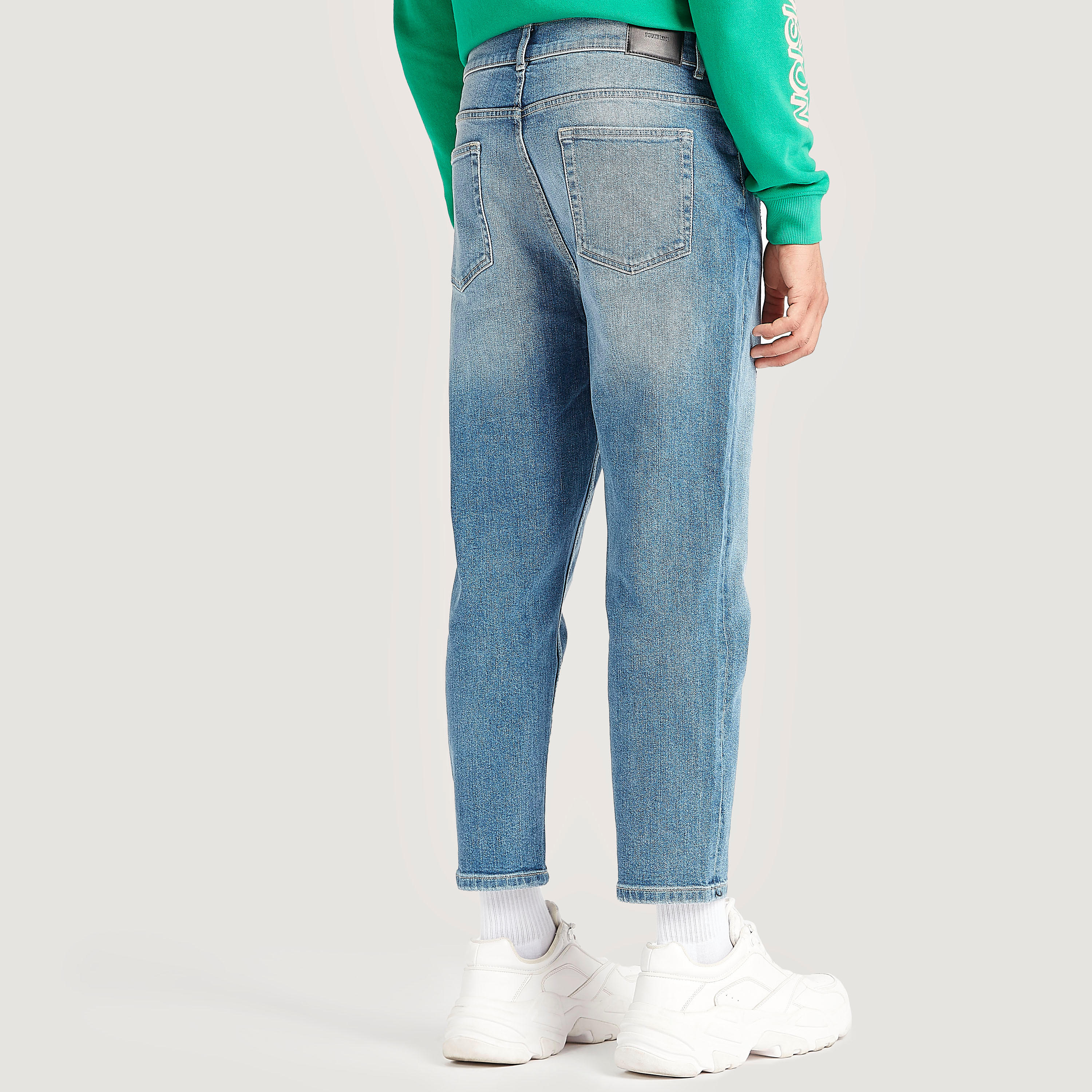 بنطلون جينز قصير مضلع بخصر متوسط الارتفاع وزر إغلاق-men-clothing-bottoms-jeans-image-4