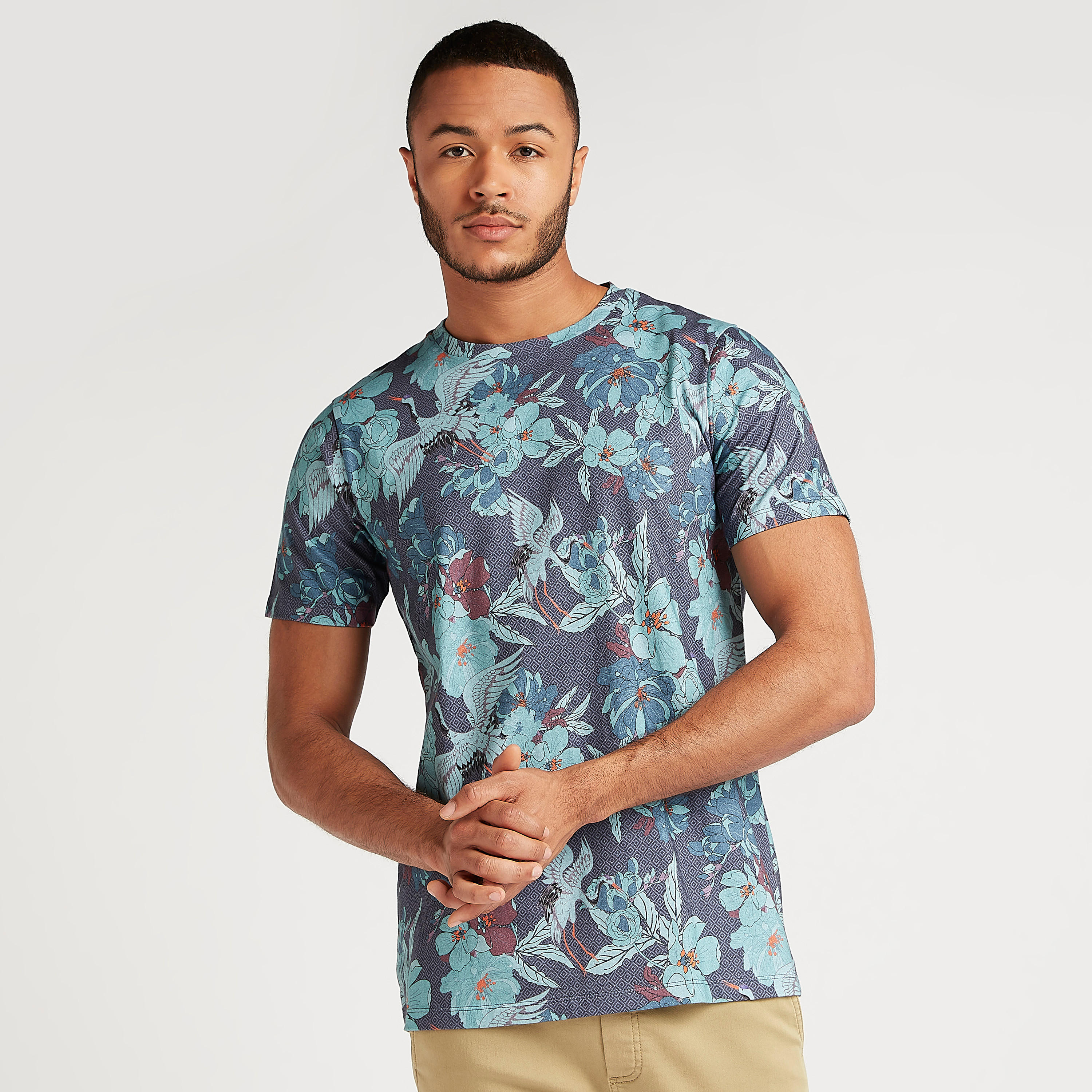 تيشيرت بياقة ضيّقة وأكمام قصيرة وطبعات استوائية-men-clothing-tshirtsandpolos-tshirts-image-5