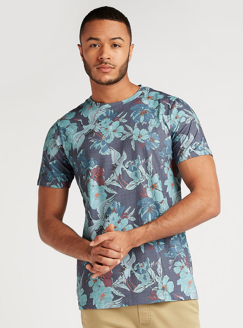 تيشيرت بياقة ضيّقة وأكمام قصيرة وطبعات استوائية-men-clothing-tshirtsandpolos-tshirts-image-5