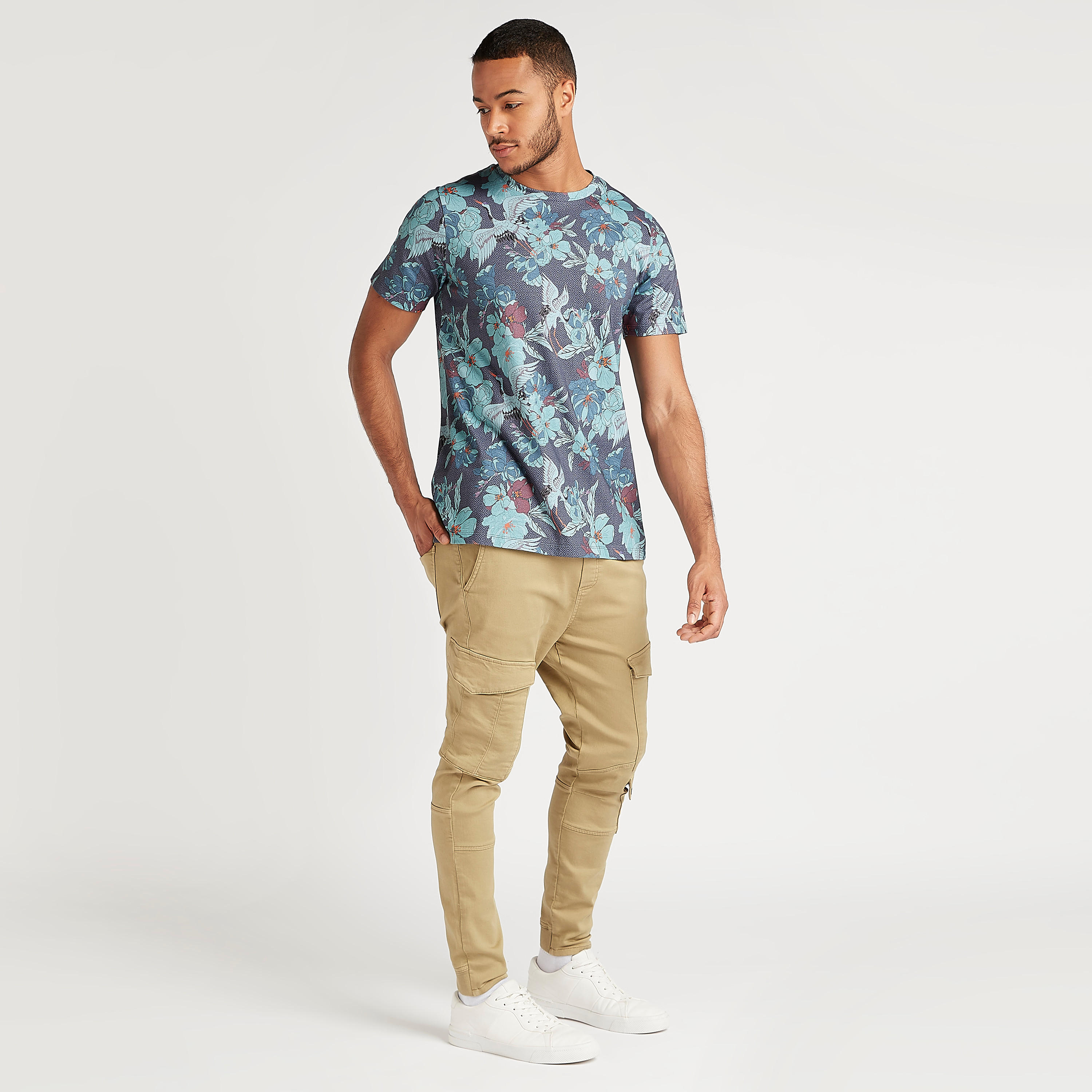 تيشيرت بياقة ضيّقة وأكمام قصيرة وطبعات استوائية-men-clothing-tshirtsandpolos-tshirts-image-4