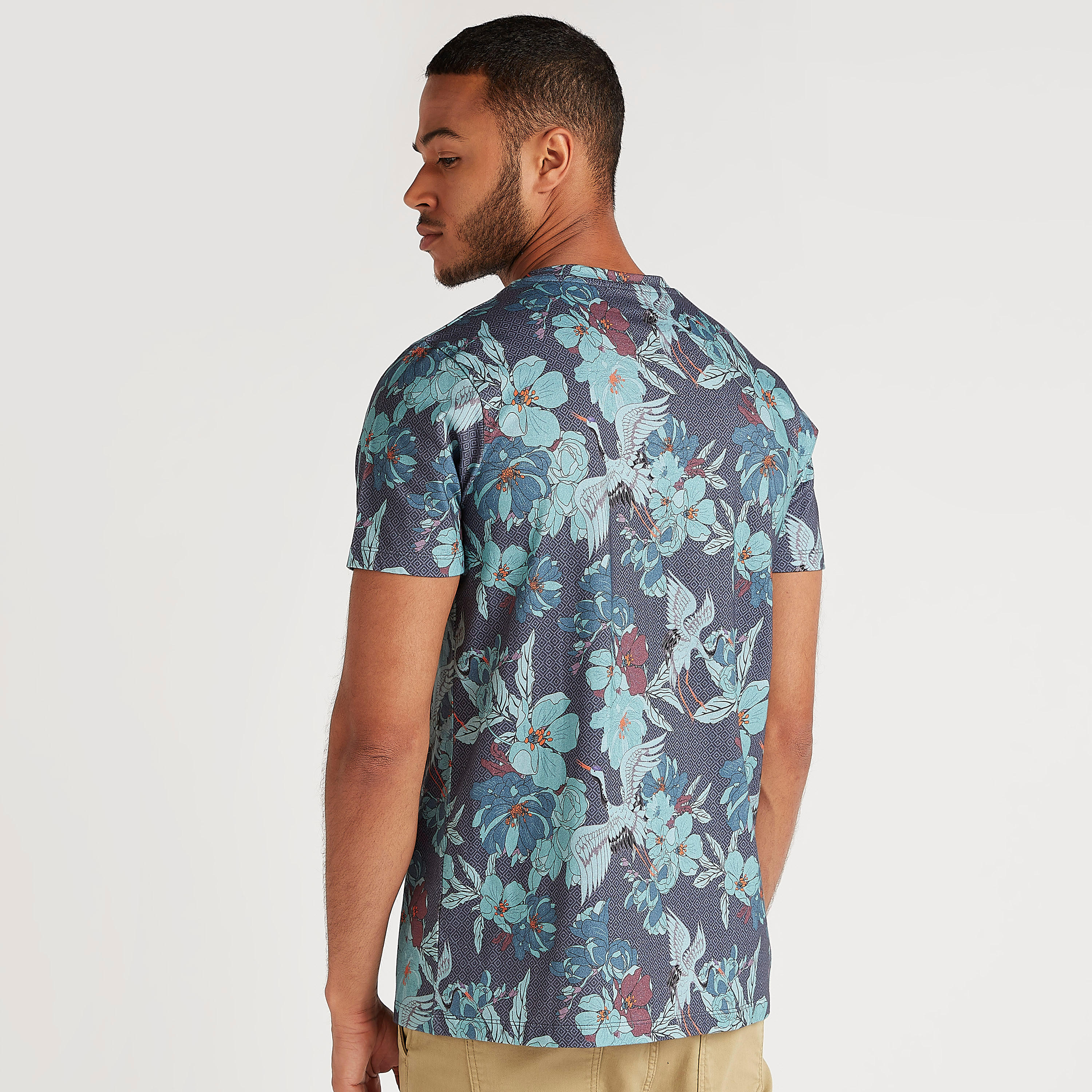 تيشيرت بياقة ضيّقة وأكمام قصيرة وطبعات استوائية-men-clothing-tshirtsandpolos-tshirts-image-2
