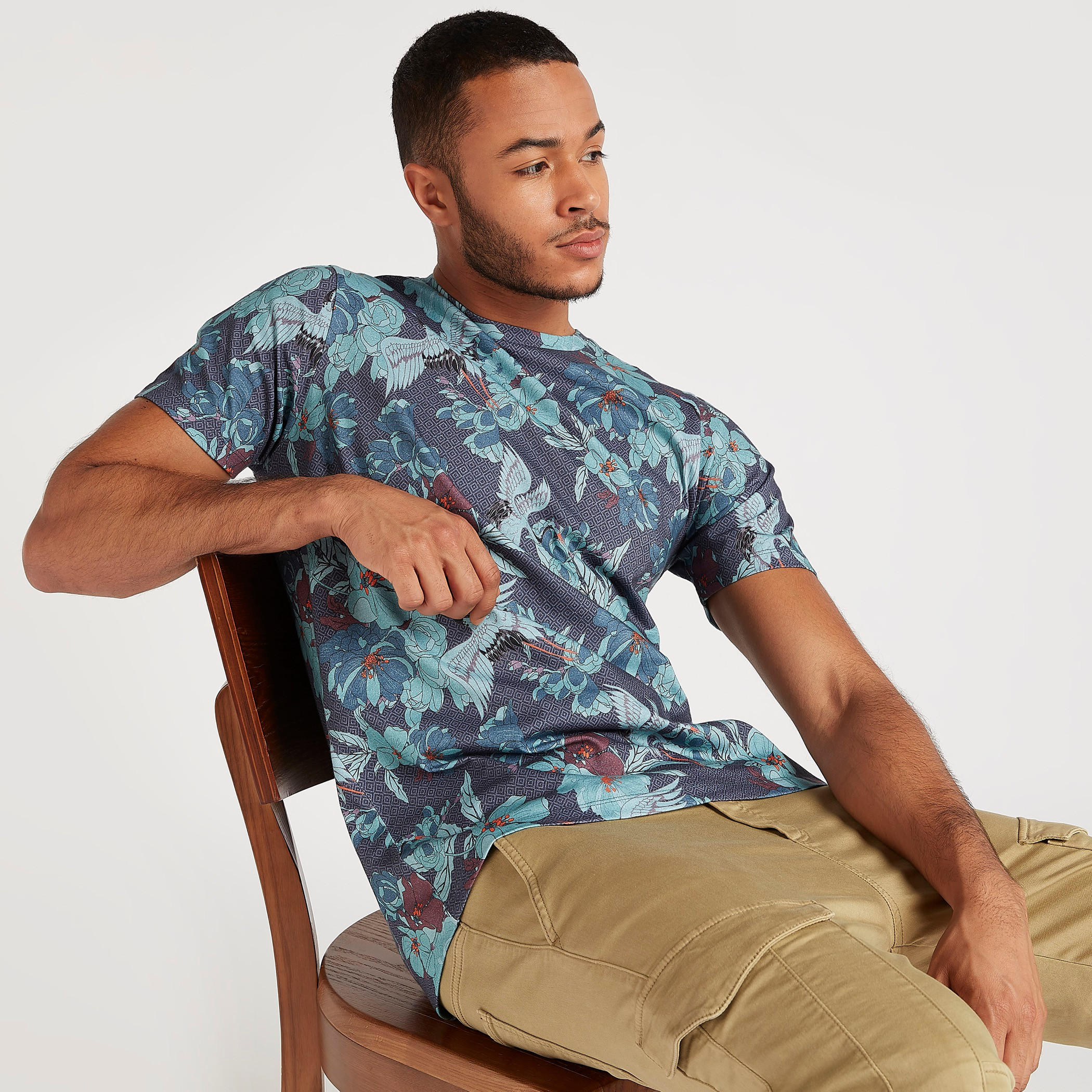 تيشيرت بياقة ضيّقة وأكمام قصيرة وطبعات استوائية-men-clothing-tshirtsandpolos-tshirts-image-1