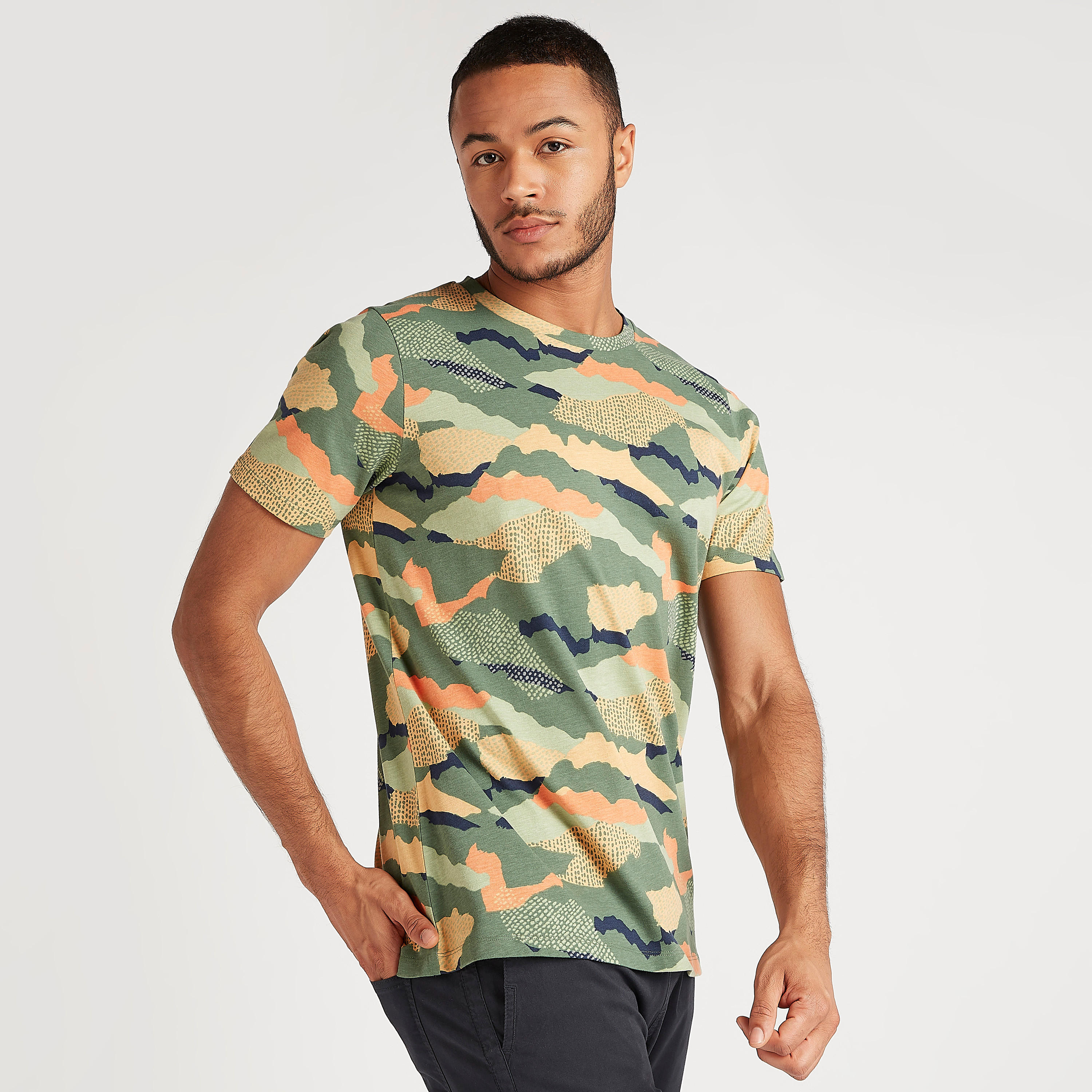 تيشيرت بياقة ضيّقة وأكمام قصيرة وطبعات مموّهة-men-clothing-tshirtsandpolos-tshirts-image-1