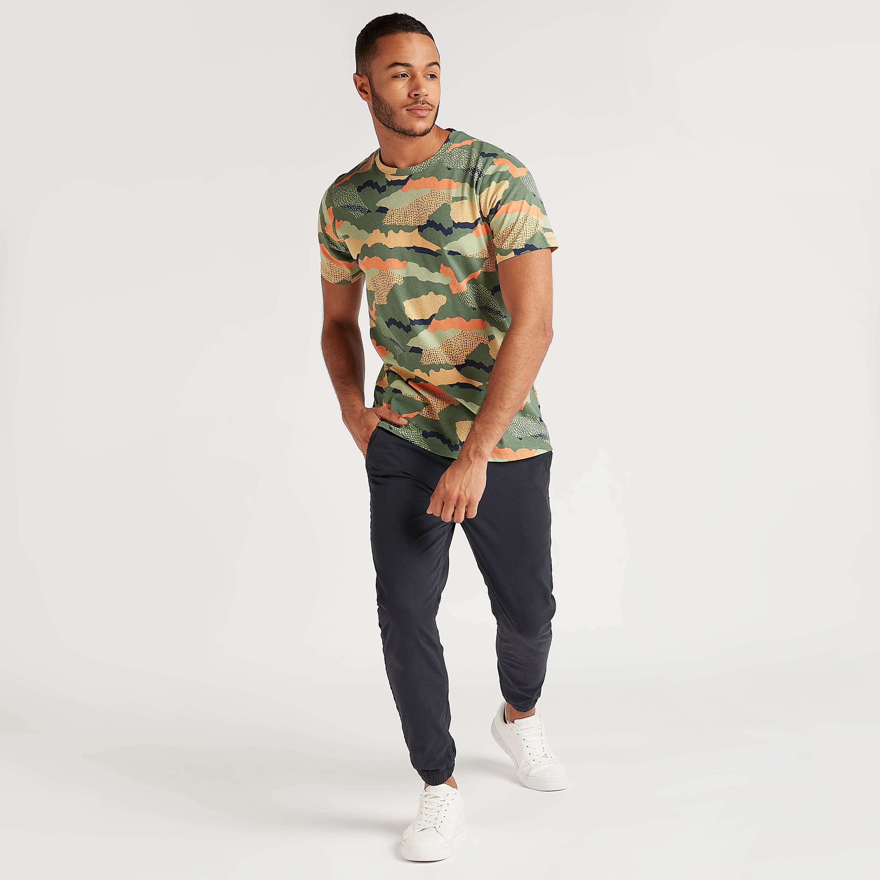 تيشيرت بياقة ضيّقة وأكمام قصيرة وطبعات مموّهة-men-clothing-tshirtsandpolos-tshirts-image-2