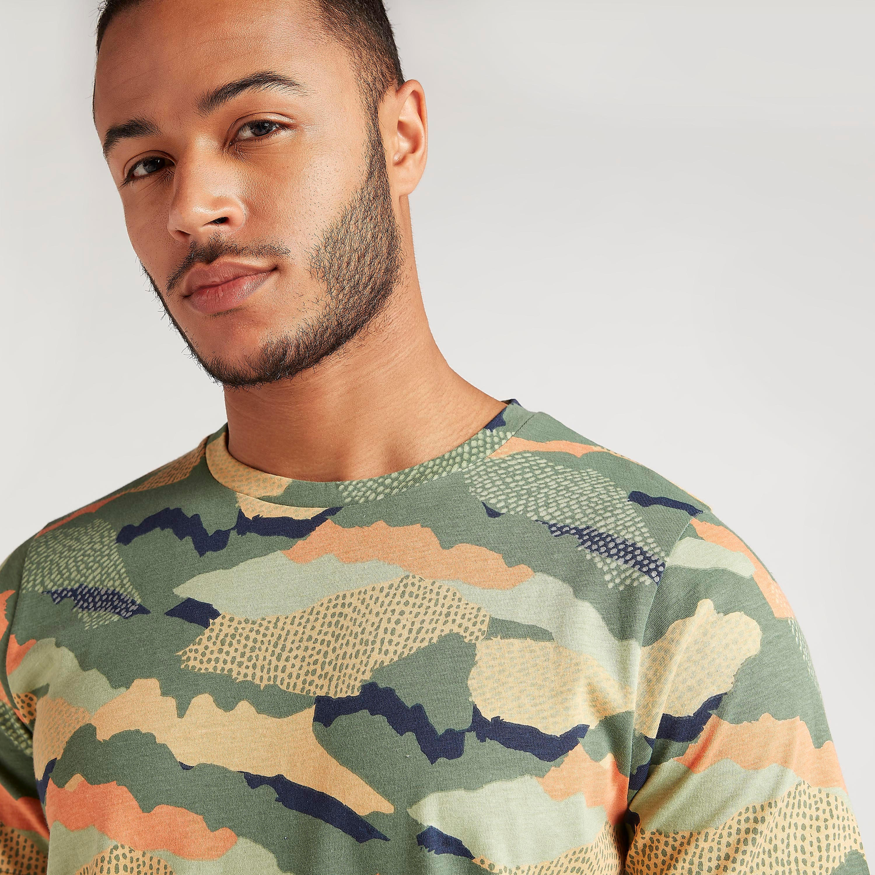 تيشيرت بياقة ضيّقة وأكمام قصيرة وطبعات مموّهة-men-clothing-tshirtsandpolos-tshirts-image-3