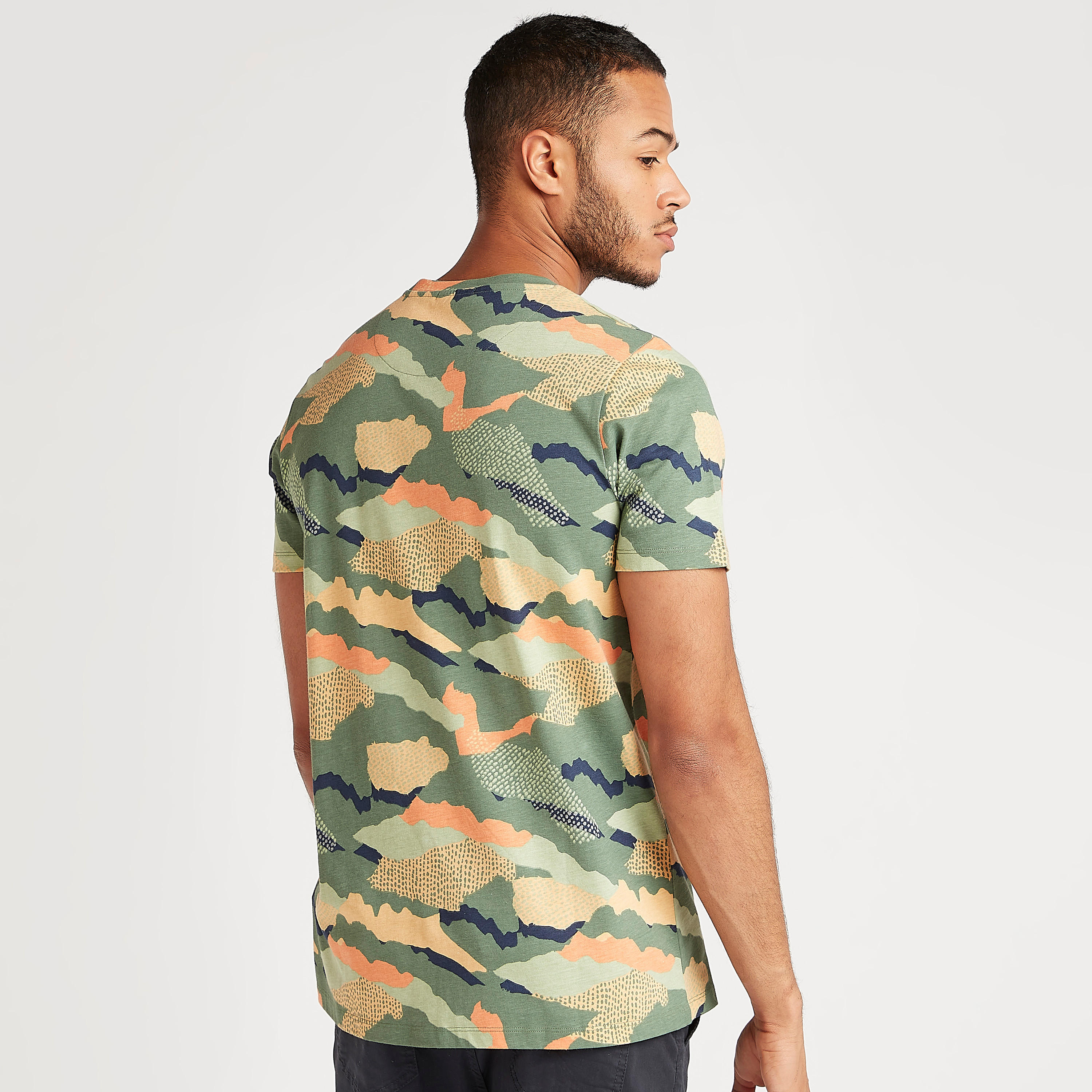 تيشيرت بياقة ضيّقة وأكمام قصيرة وطبعات مموّهة-men-clothing-tshirtsandpolos-tshirts-image-4