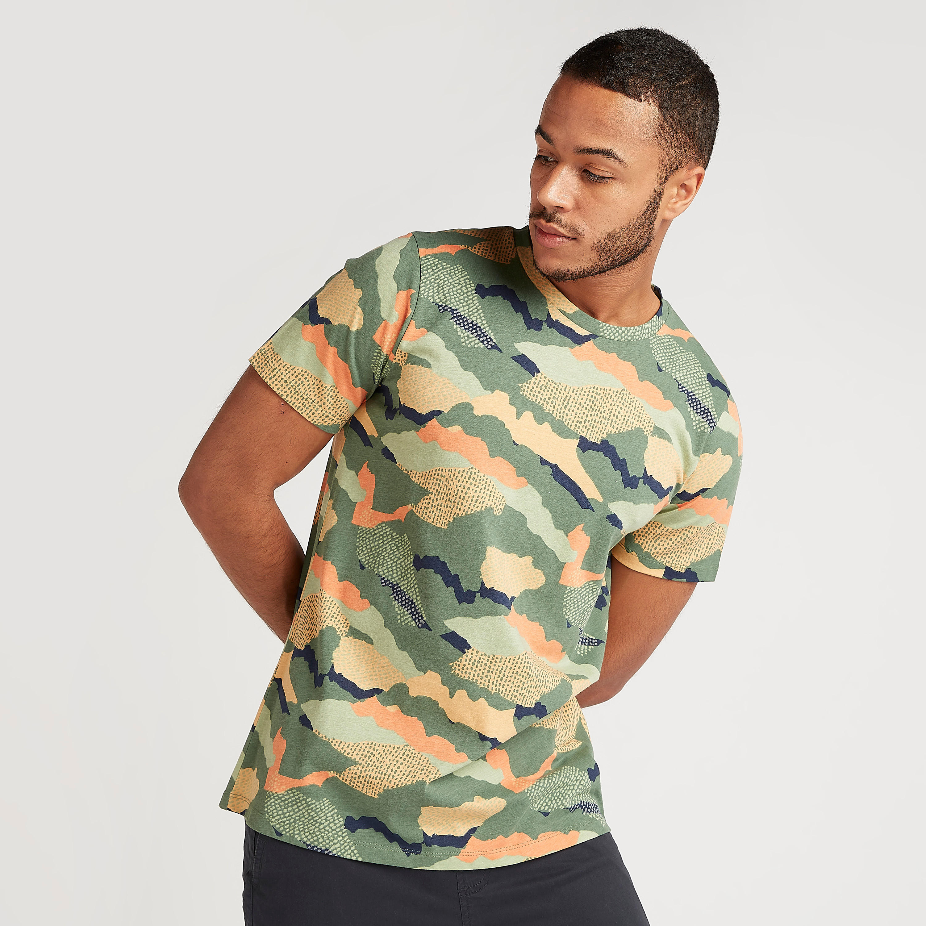 تيشيرت بياقة ضيّقة وأكمام قصيرة وطبعات مموّهة-men-clothing-tshirtsandpolos-tshirts-image-5