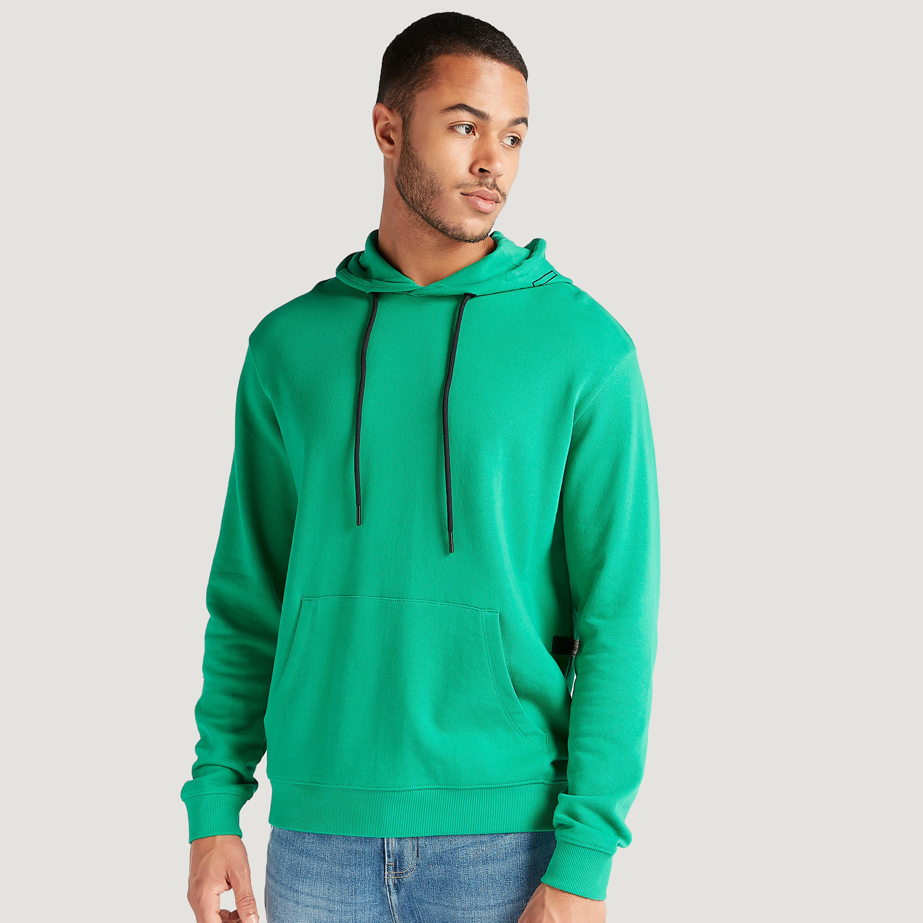 هودي بجيوب كنغر وأكمام طويلة وطبعات-men-winterwear-hoodiesandsweatshirts-image-1