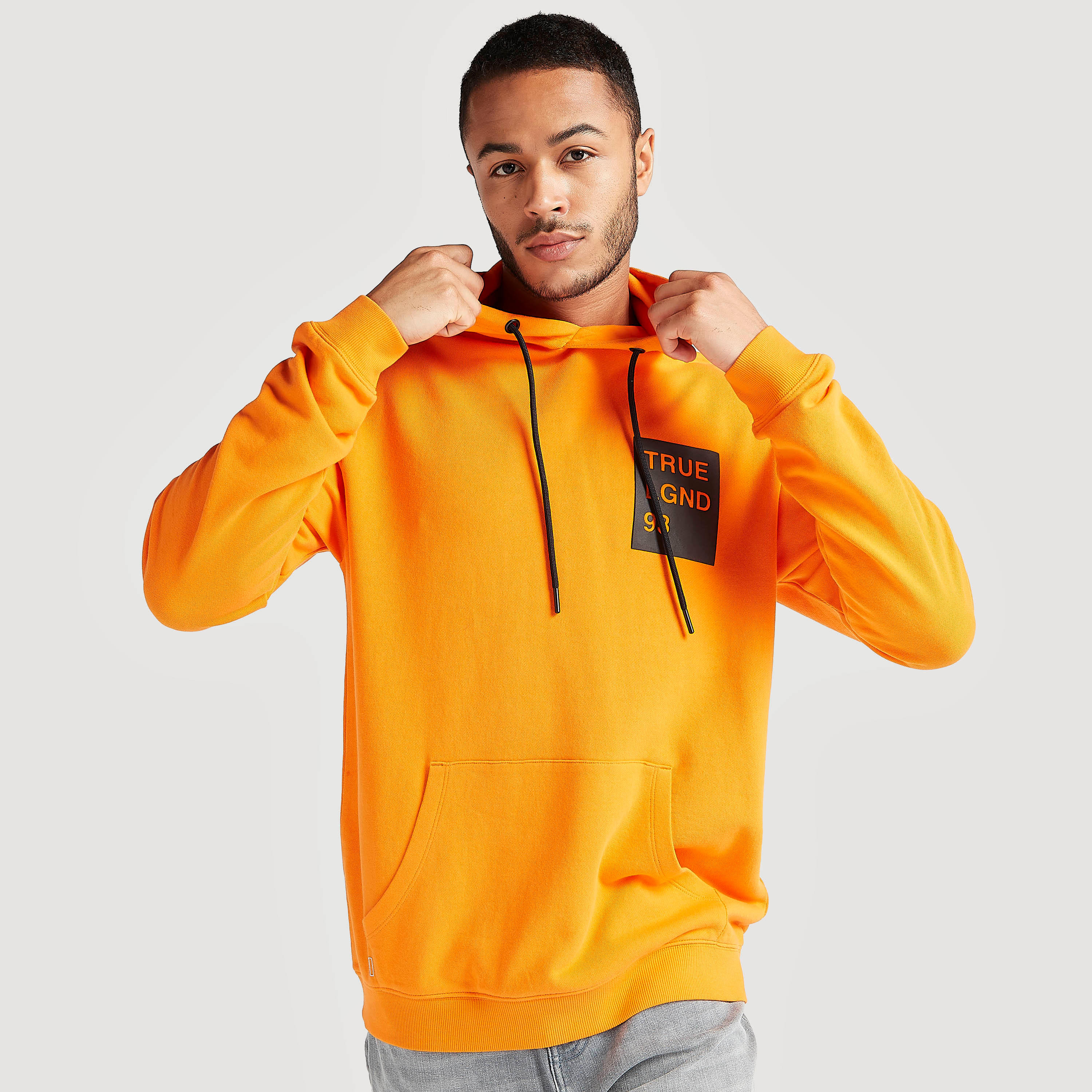 هودي بجيوب كنغر وأكمام طويلة وطبعات-men-winterwear-hoodiesandsweatshirts-image-1