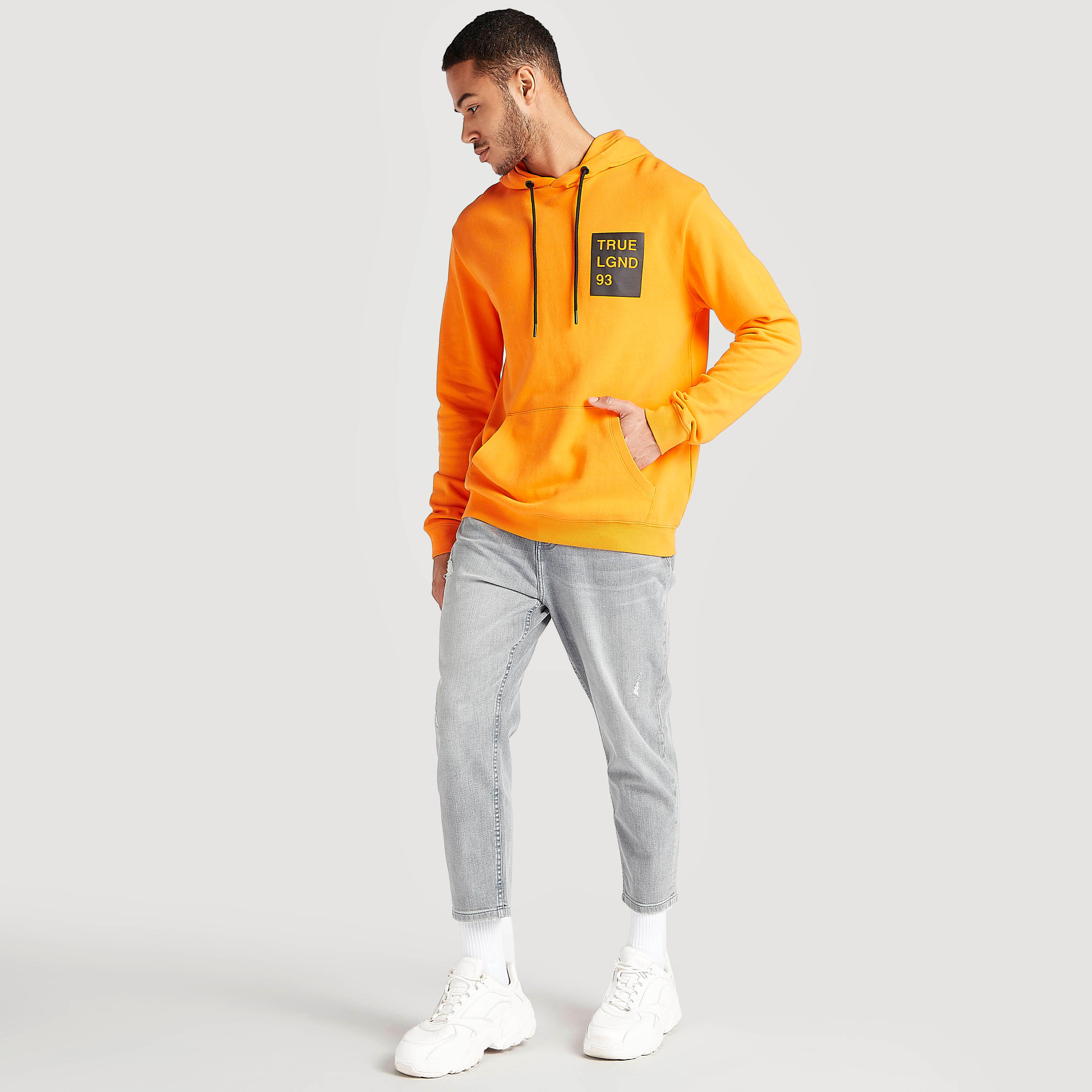 هودي بجيوب كنغر وأكمام طويلة وطبعات-men-winterwear-hoodiesandsweatshirts-image-2