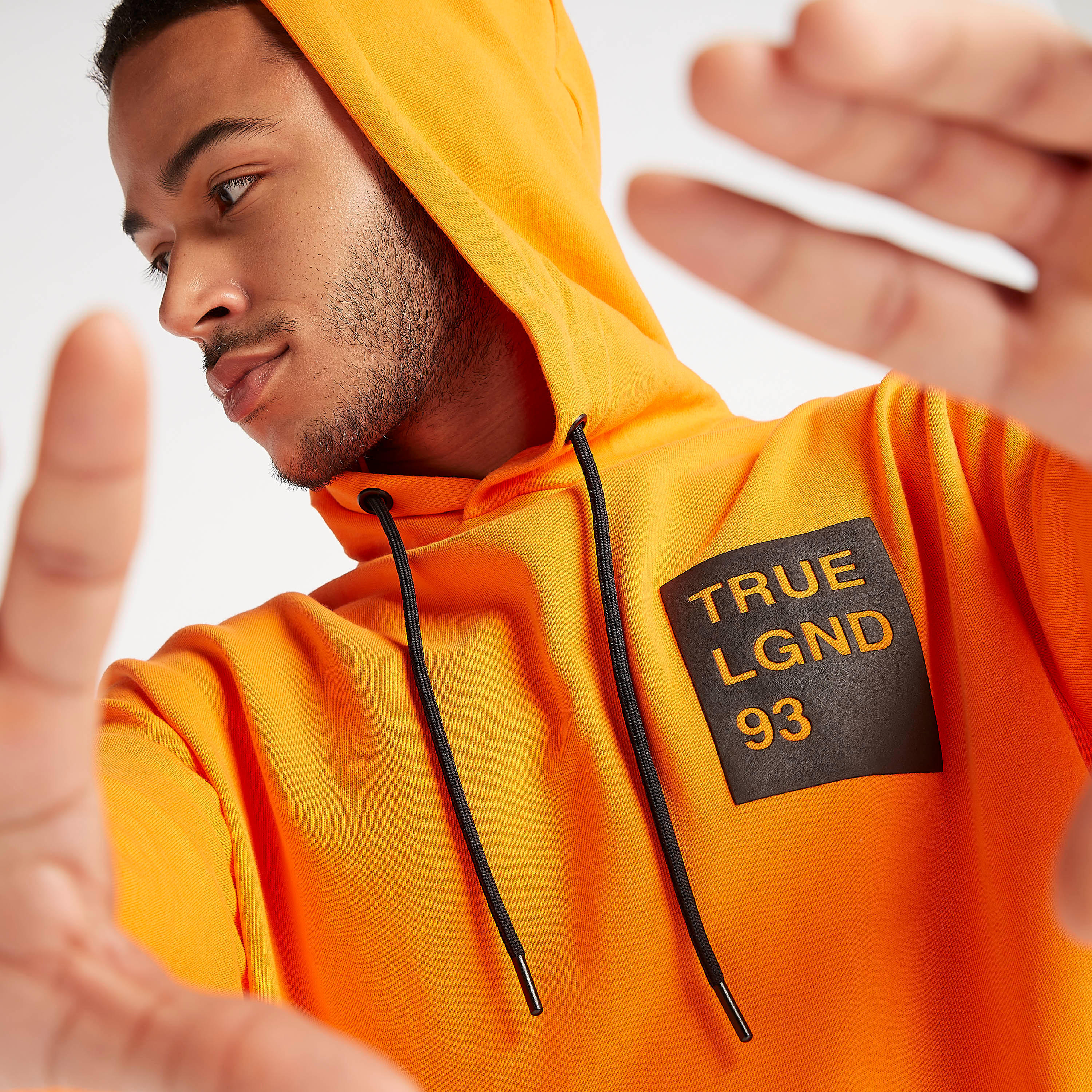 هودي بجيوب كنغر وأكمام طويلة وطبعات-men-winterwear-hoodiesandsweatshirts-image-3