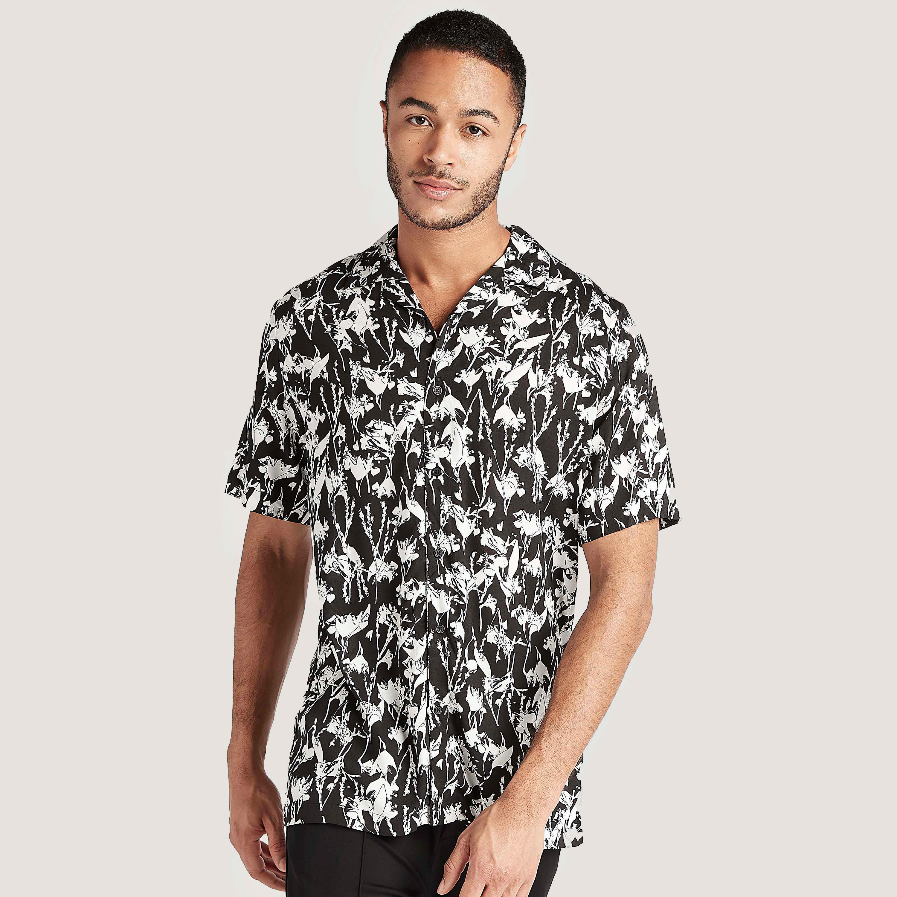 قميص بياقة عادية وأكمام قصيرة وطبعات-men-clothing-shirts-image-1