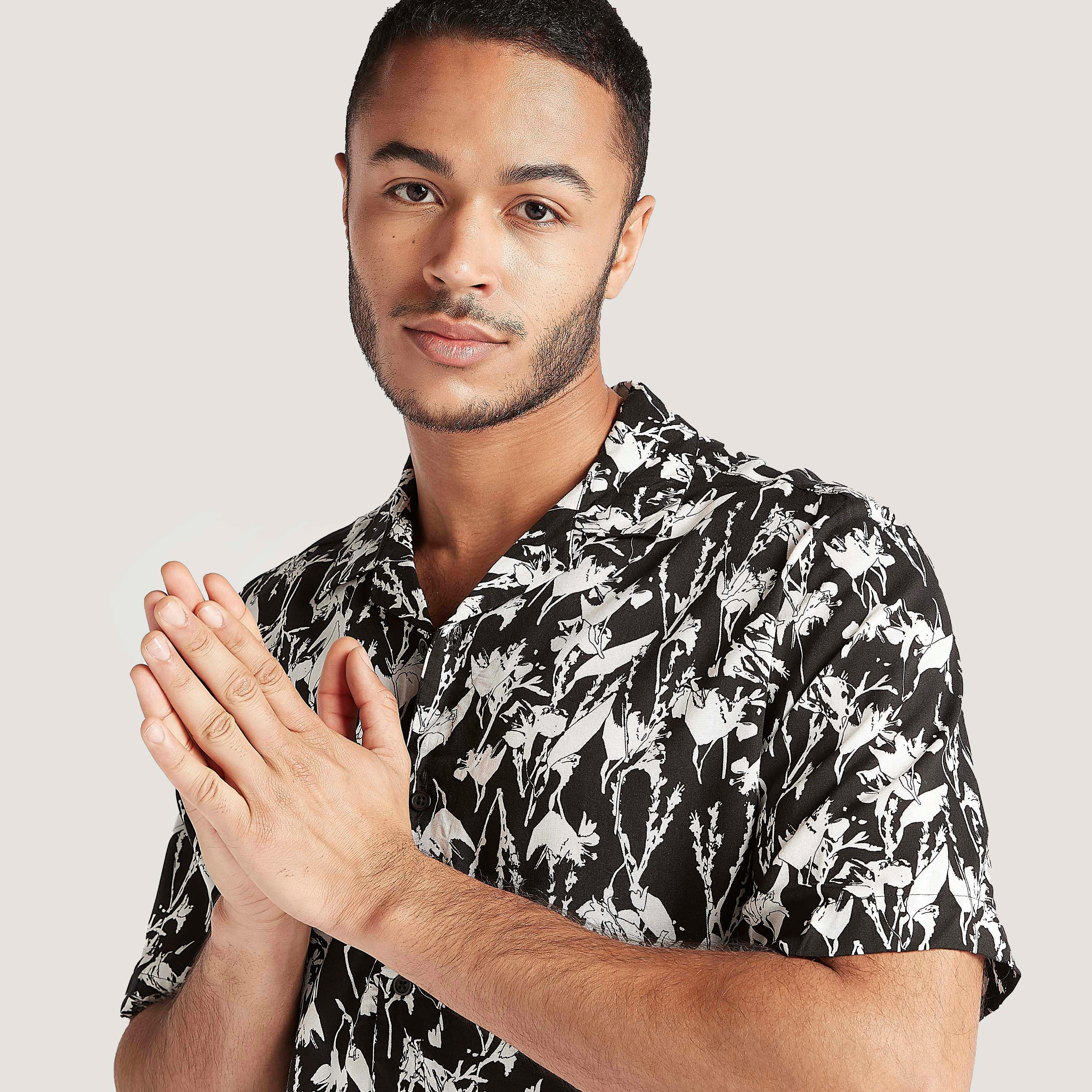 قميص بياقة عادية وأكمام قصيرة وطبعات-men-clothing-shirts-image-2