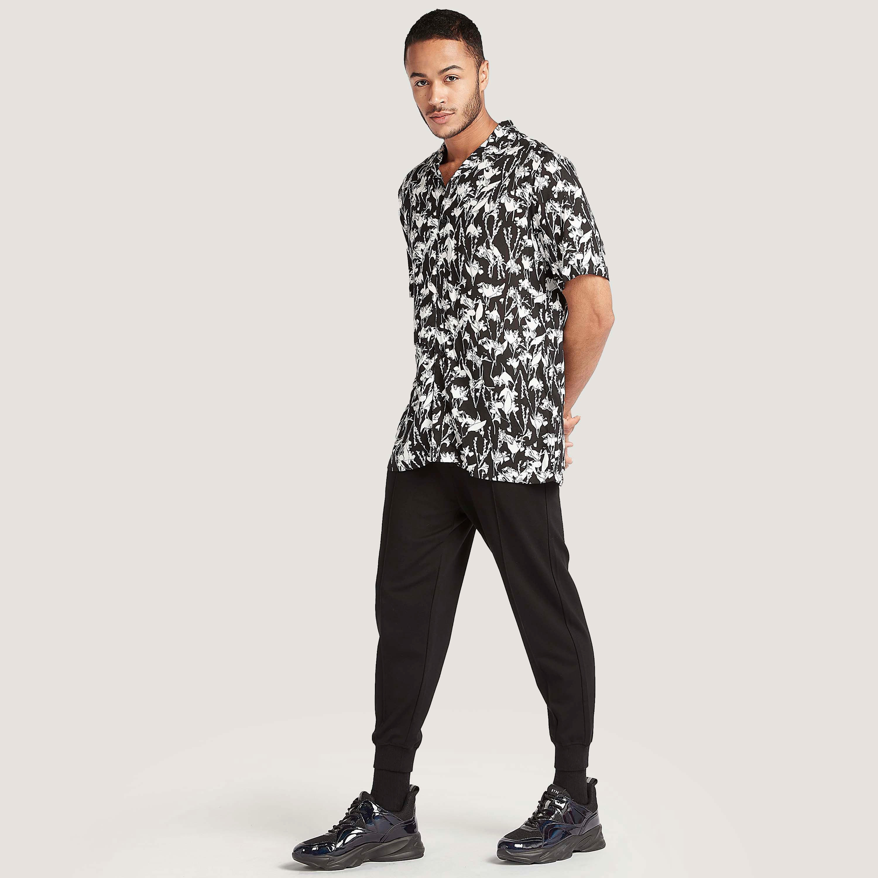 قميص بياقة عادية وأكمام قصيرة وطبعات-men-clothing-shirts-image-3