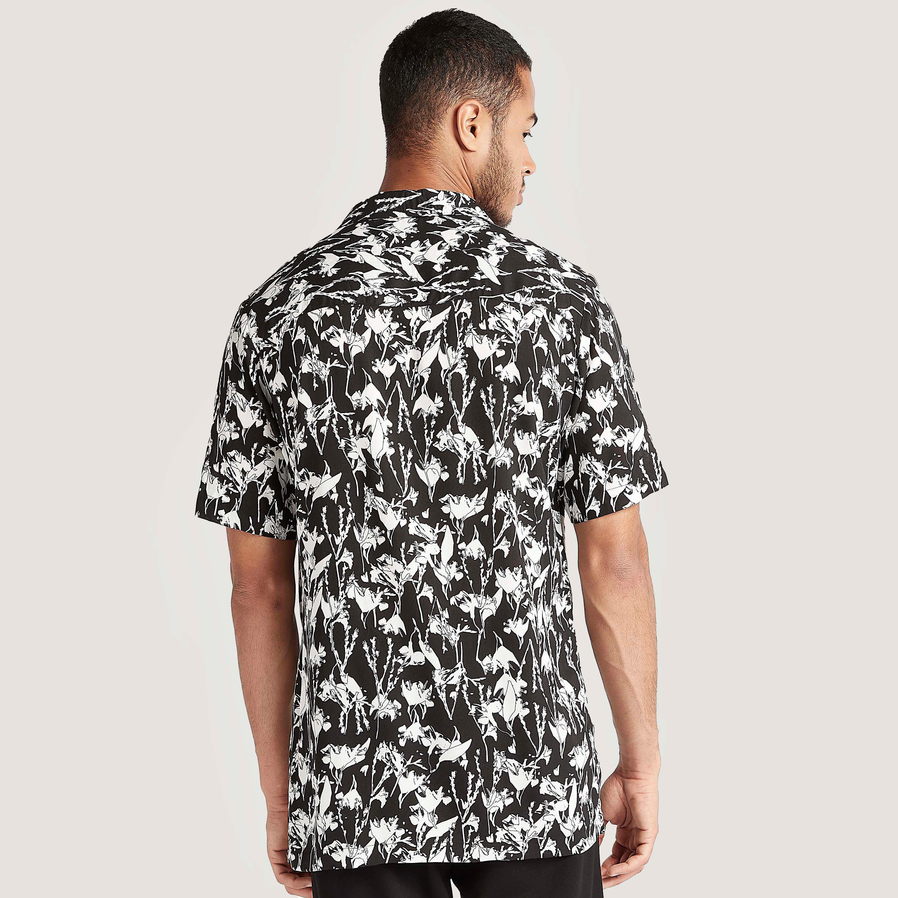 قميص بياقة عادية وأكمام قصيرة وطبعات-men-clothing-shirts-image-4