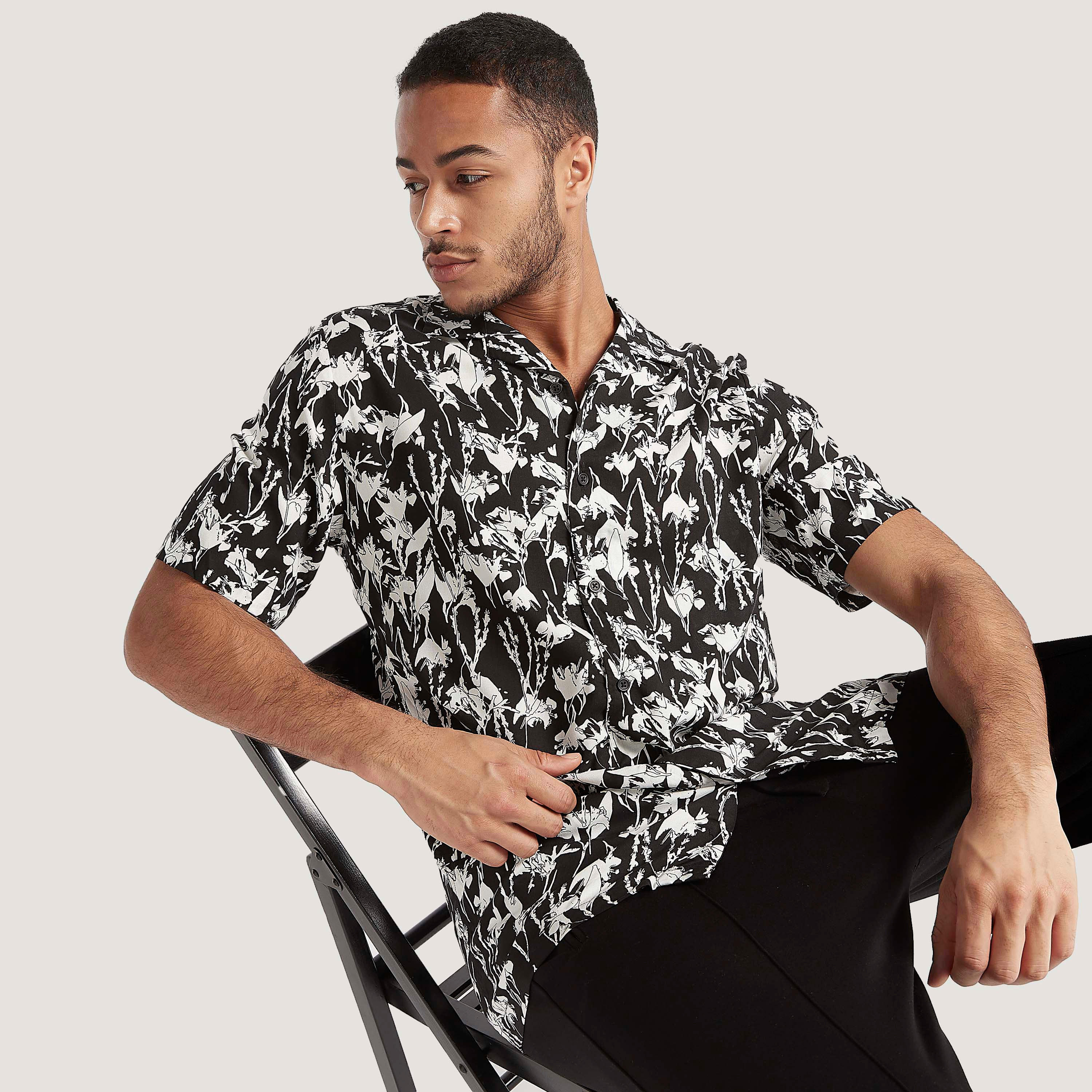 قميص بياقة عادية وأكمام قصيرة وطبعات-men-clothing-shirts-image-5