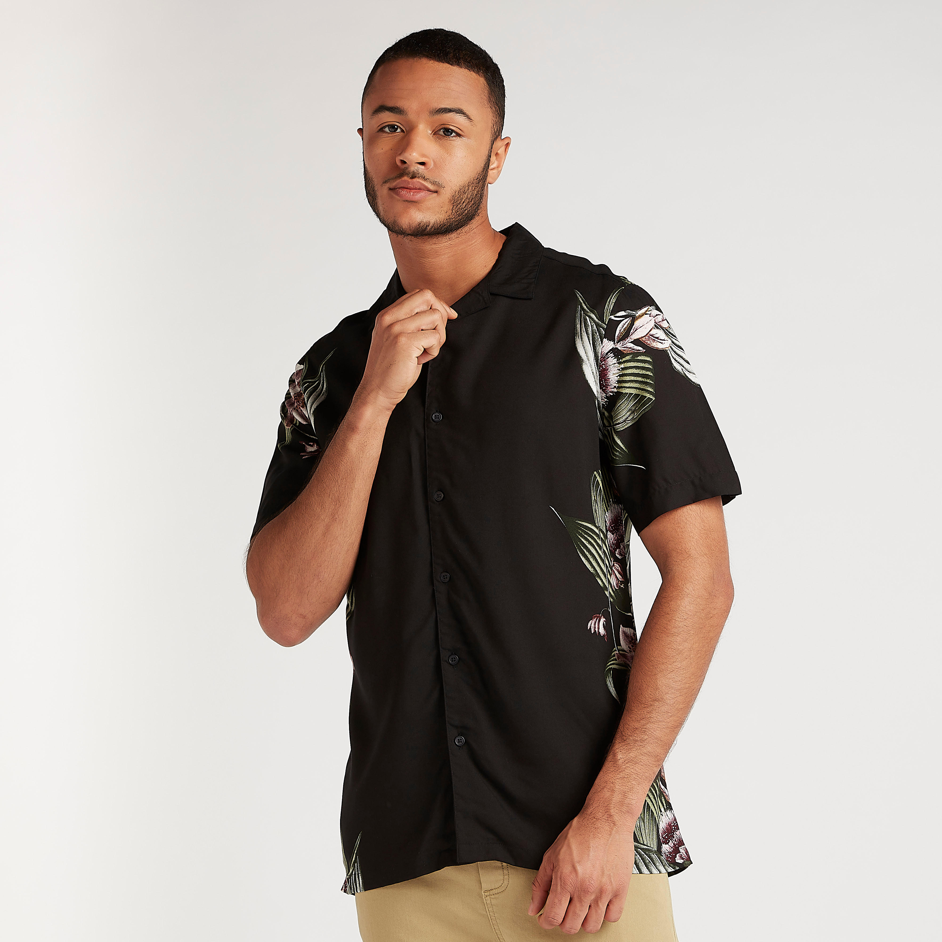 قميص بياقة عادية وأكمام قصيرة وطبعات-men-clothing-shirts-image-1