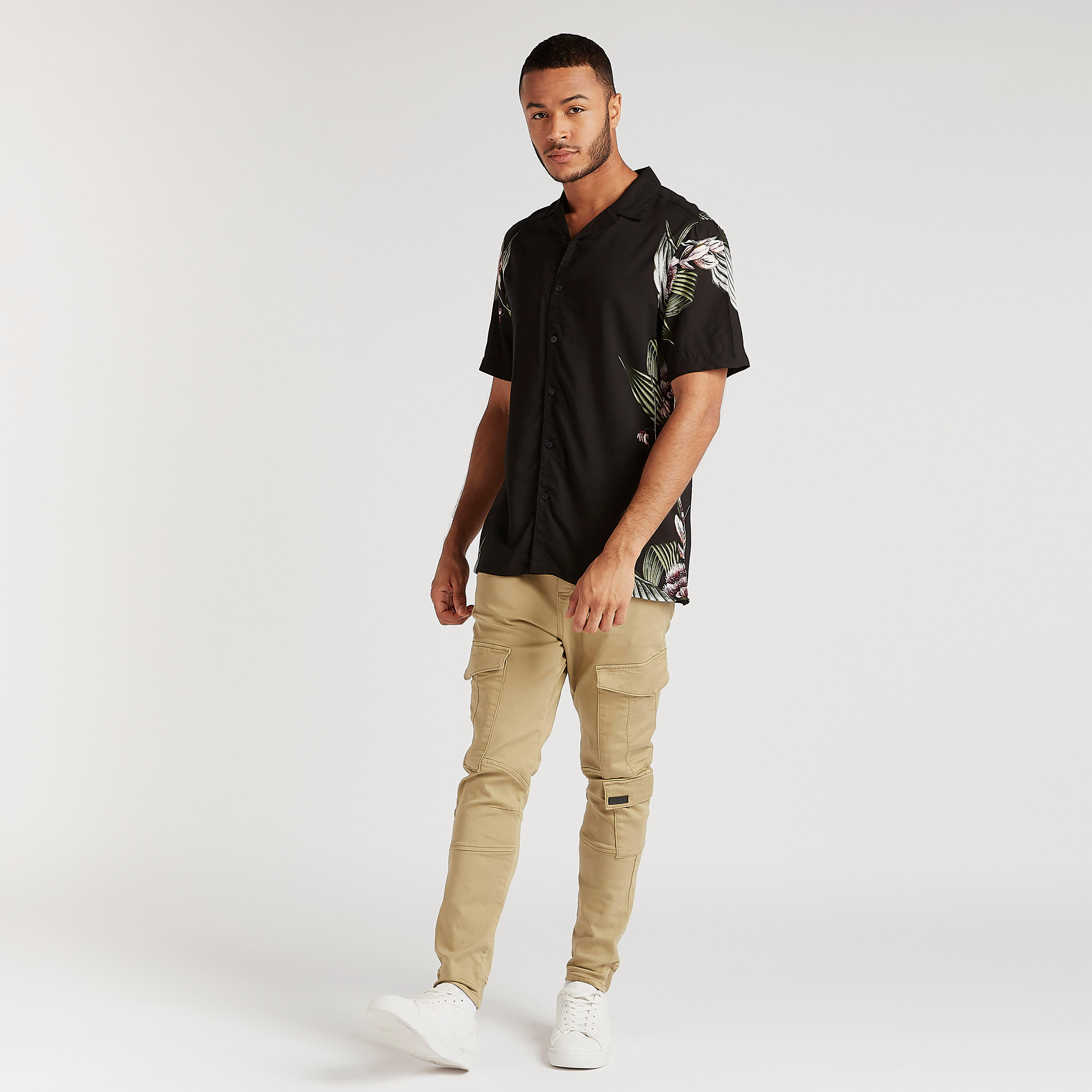 قميص بياقة عادية وأكمام قصيرة وطبعات-men-clothing-shirts-image-2