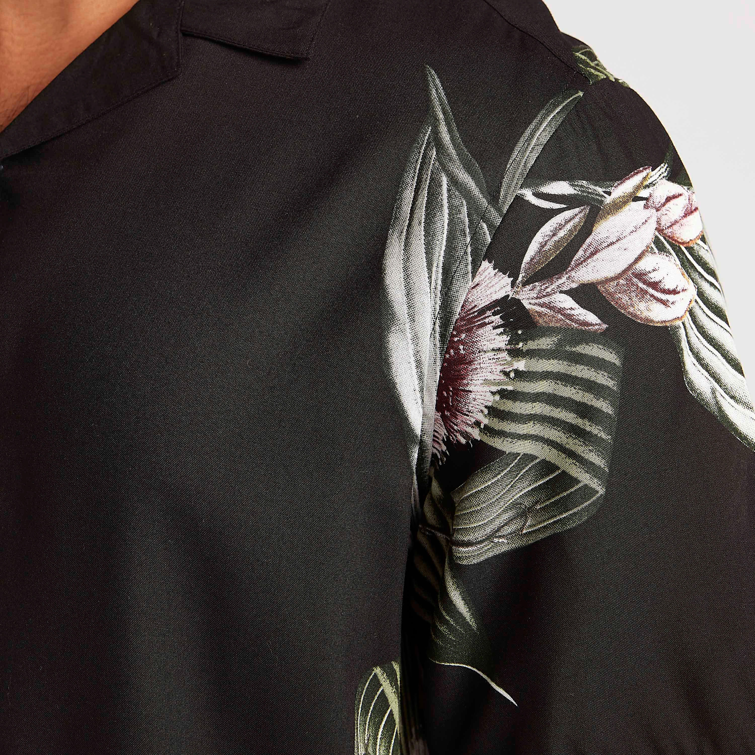 قميص بياقة عادية وأكمام قصيرة وطبعات-men-clothing-shirts-image-3