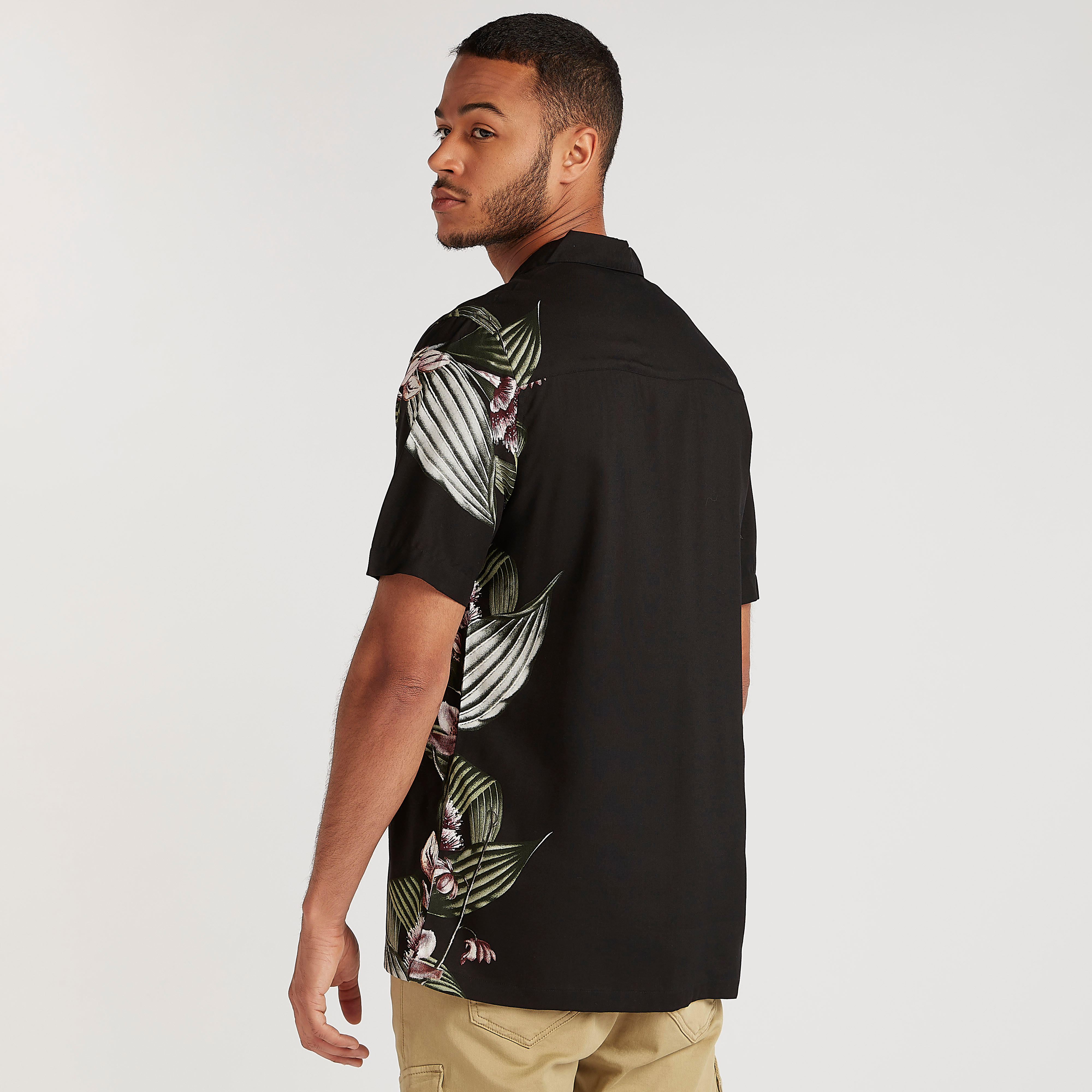 قميص بياقة عادية وأكمام قصيرة وطبعات-men-clothing-shirts-image-4