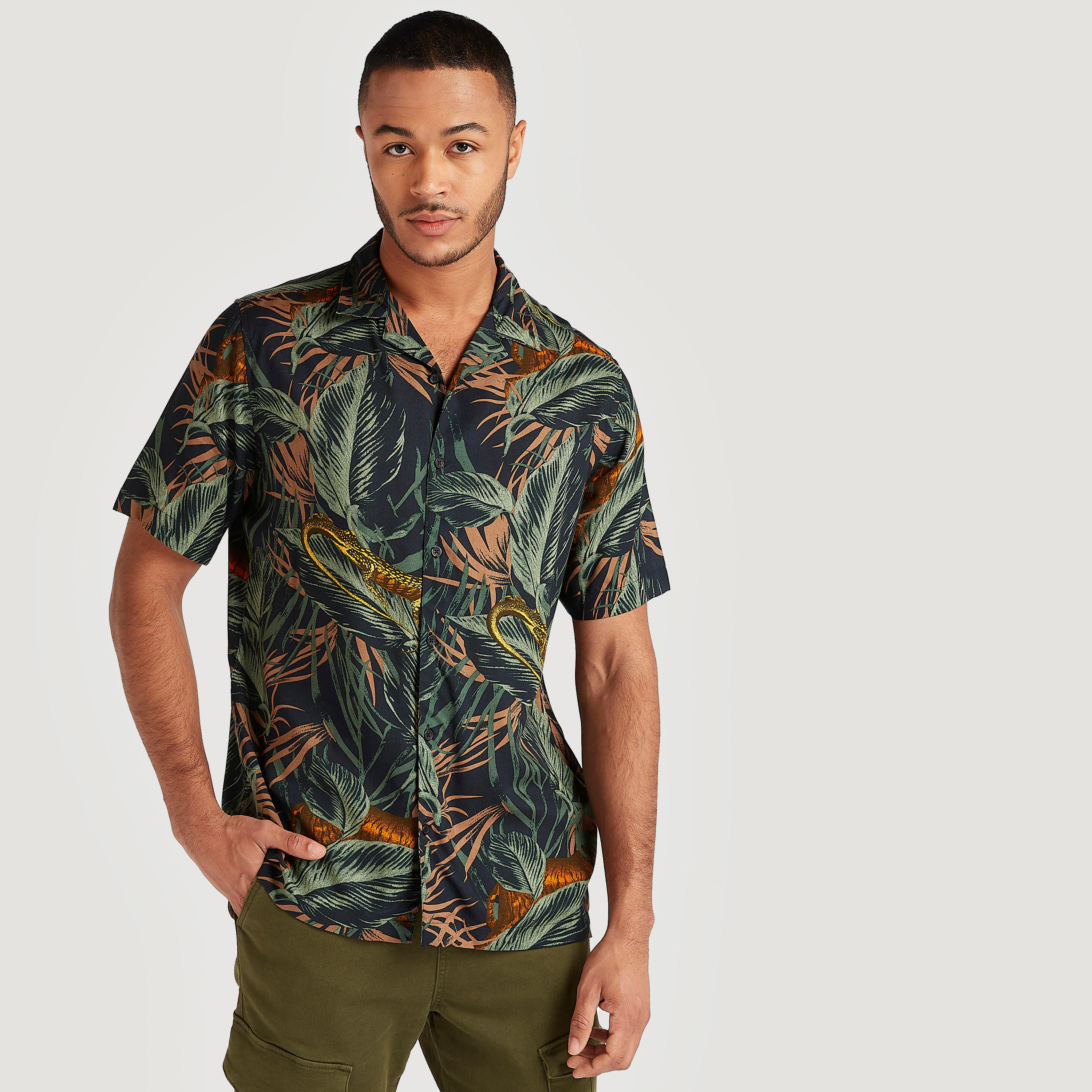 قميص بياقة عادية وأكمام قصيرة وطبعات-men-clothing-shirts-image-6