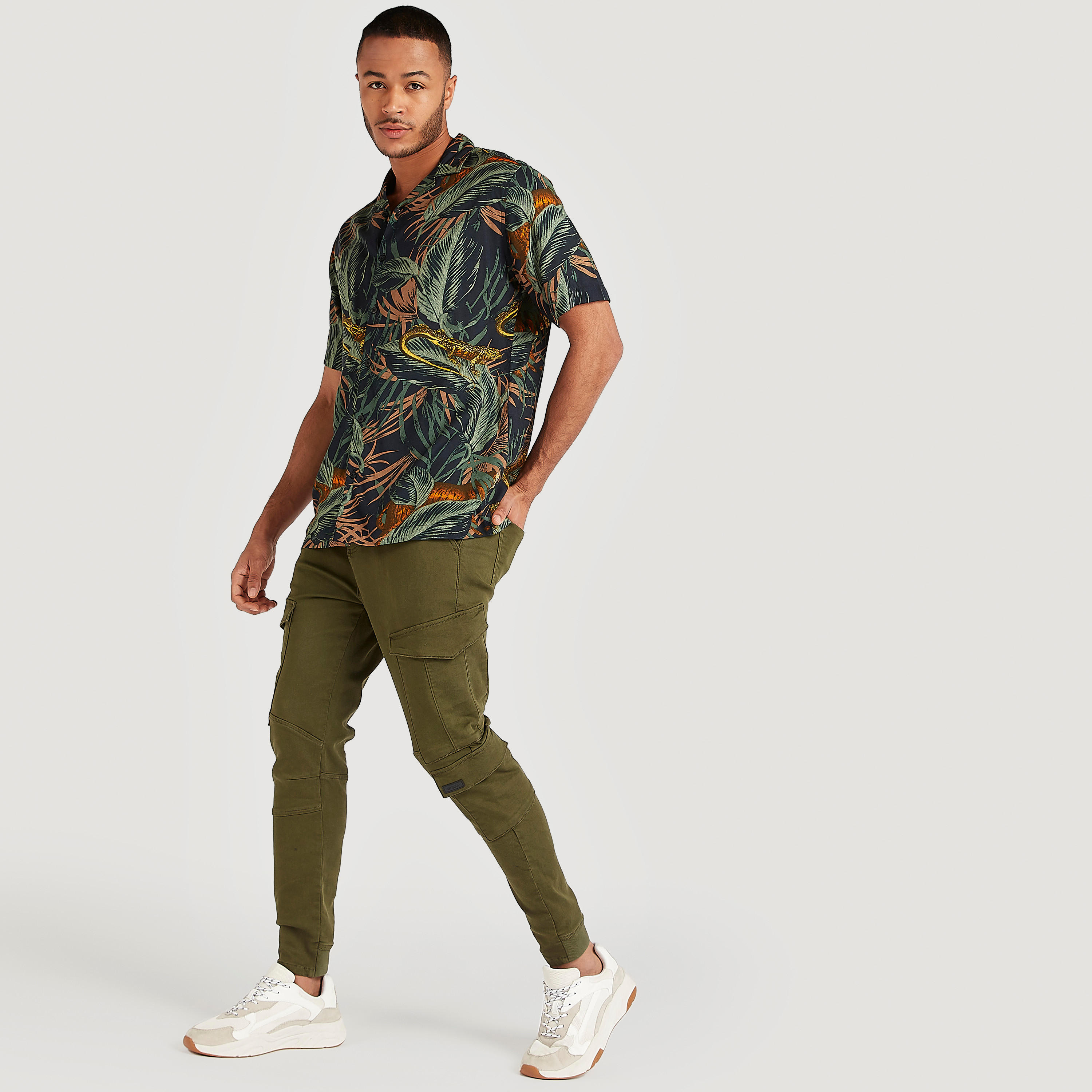 قميص بياقة عادية وأكمام قصيرة وطبعات-men-clothing-shirts-image-5