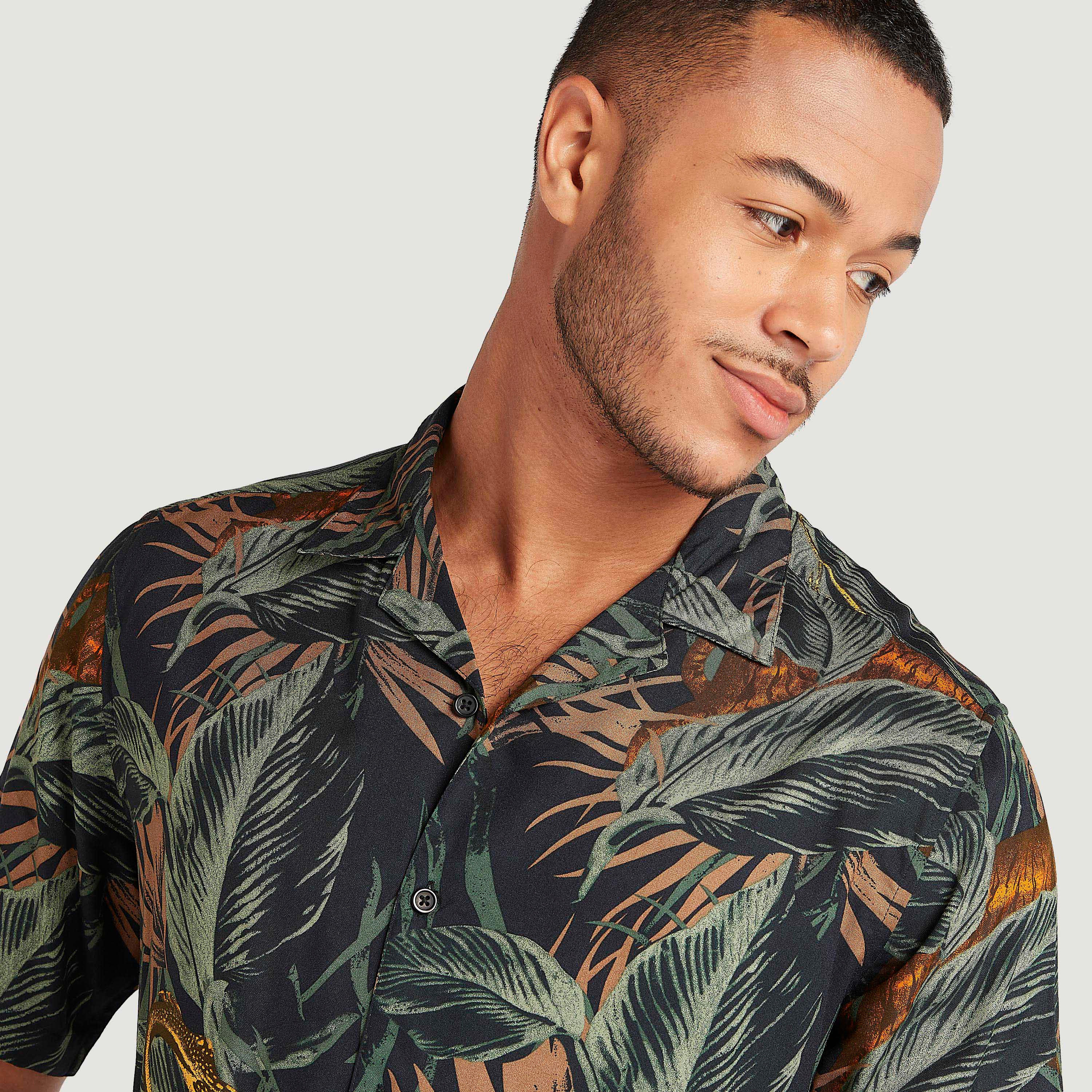 قميص بياقة عادية وأكمام قصيرة وطبعات-men-clothing-shirts-image-4