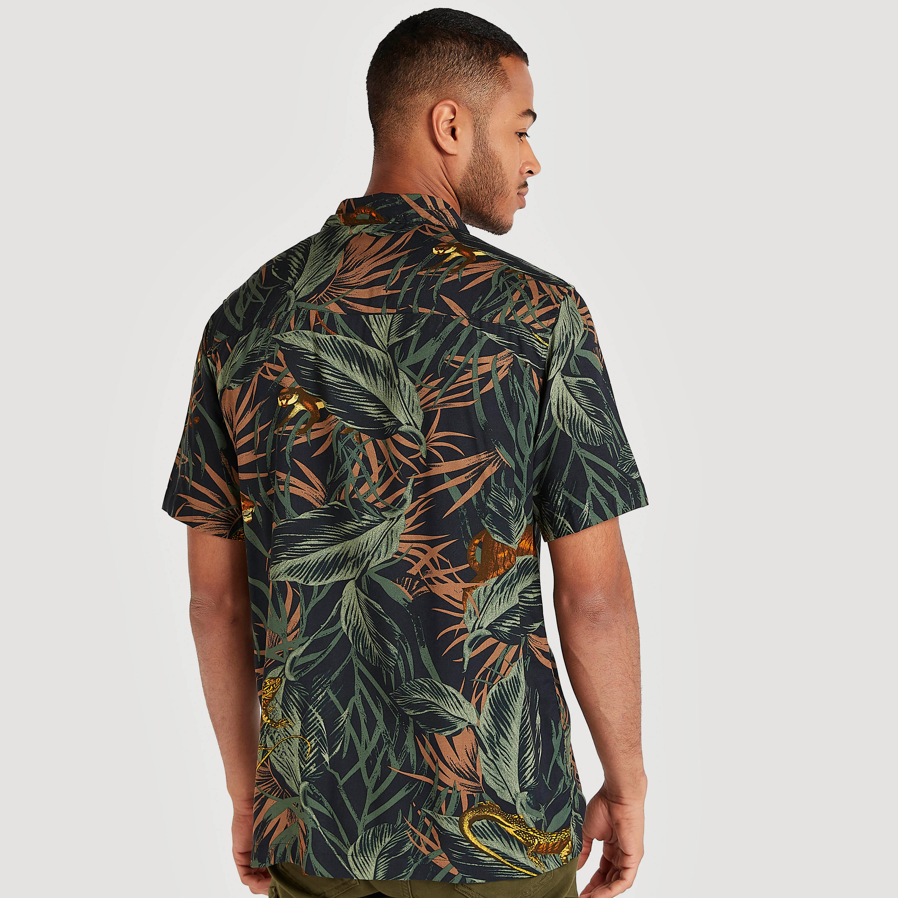 قميص بياقة عادية وأكمام قصيرة وطبعات-men-clothing-shirts-image-3
