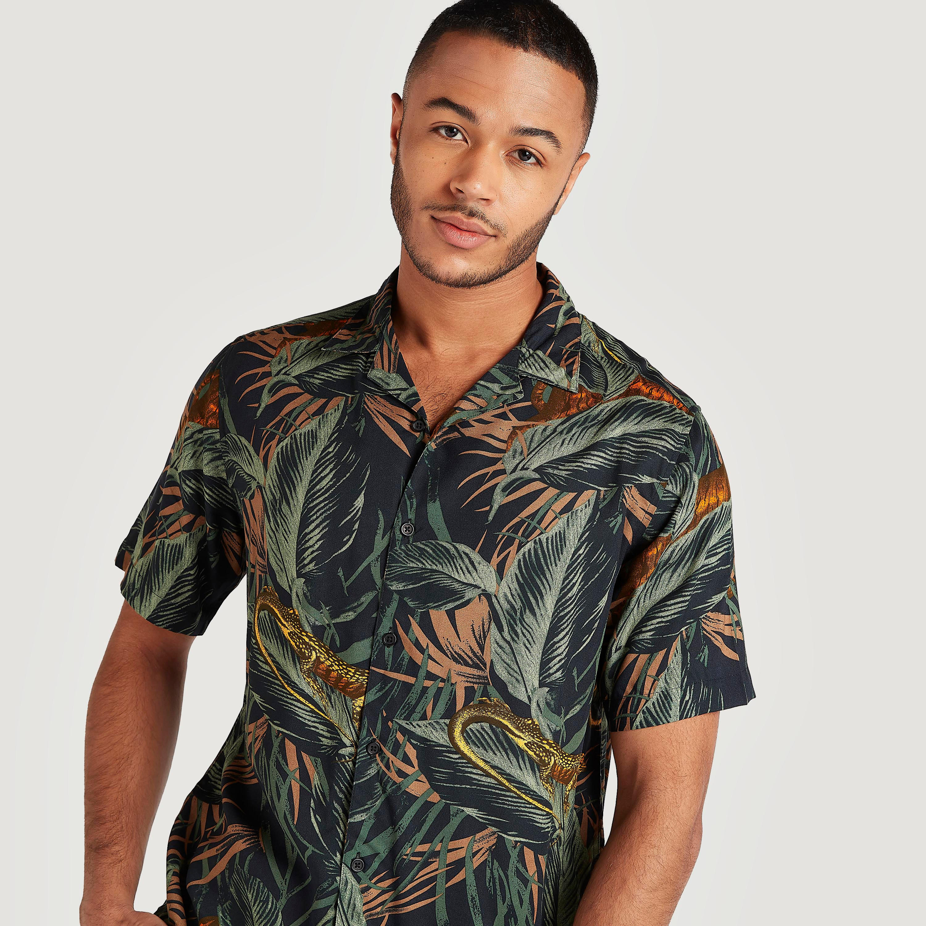 قميص بياقة عادية وأكمام قصيرة وطبعات-men-clothing-shirts-image-2