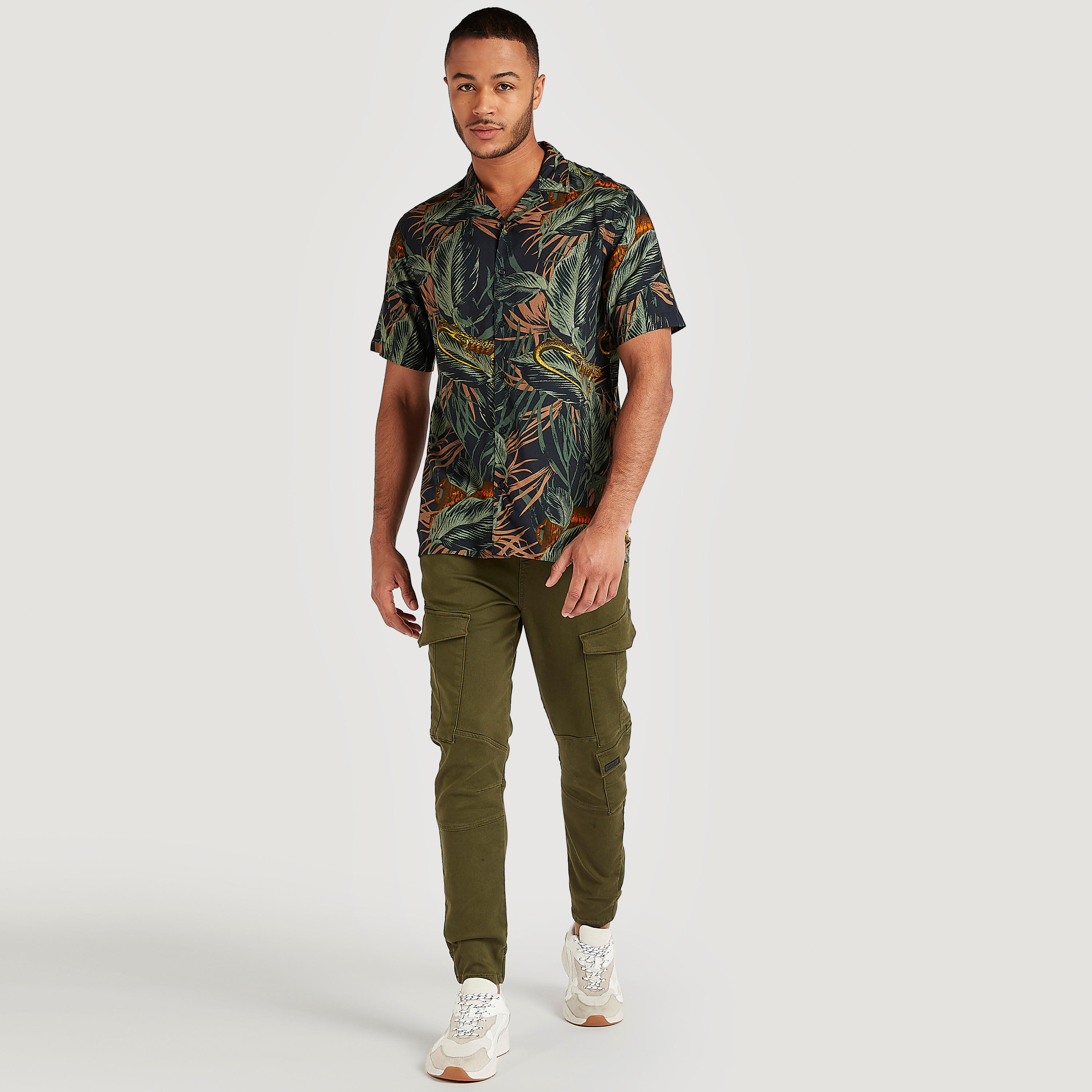 قميص بياقة عادية وأكمام قصيرة وطبعات-men-clothing-shirts-image-1