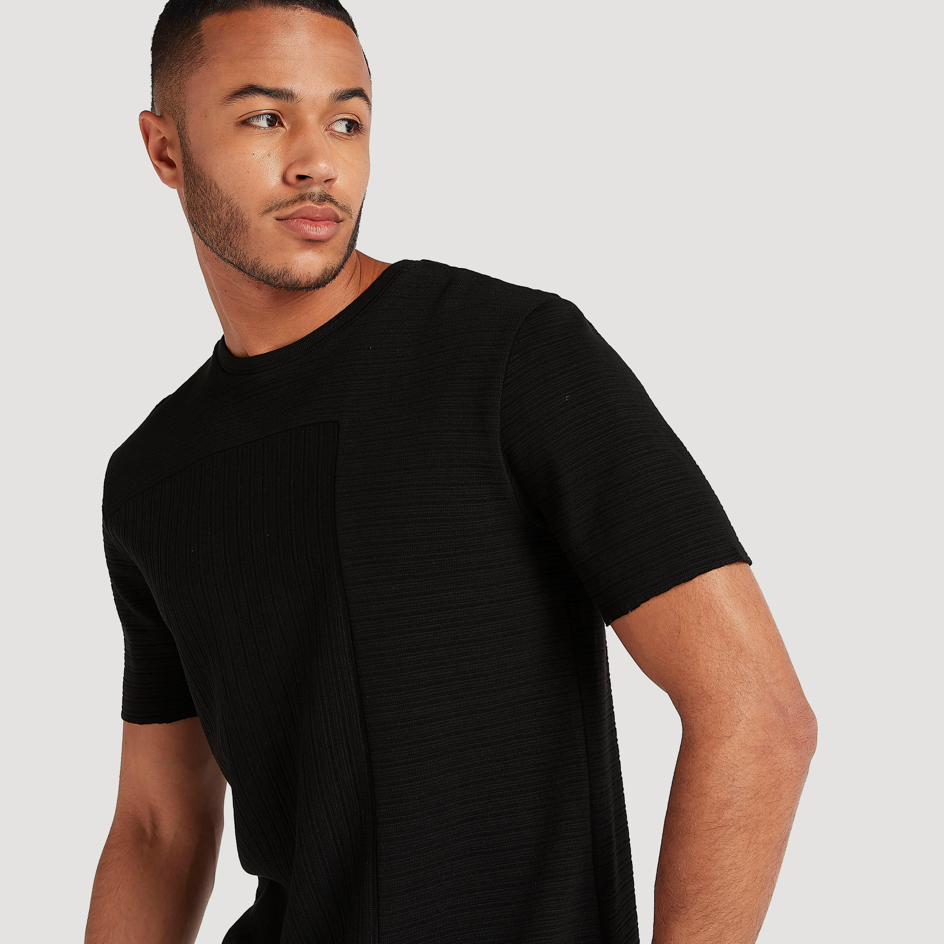 تيشيرت بارز الملمس بياقة ضيّقة وأكمام قصيرة-men-clothing-tshirtsandpolos-tshirts-image-3