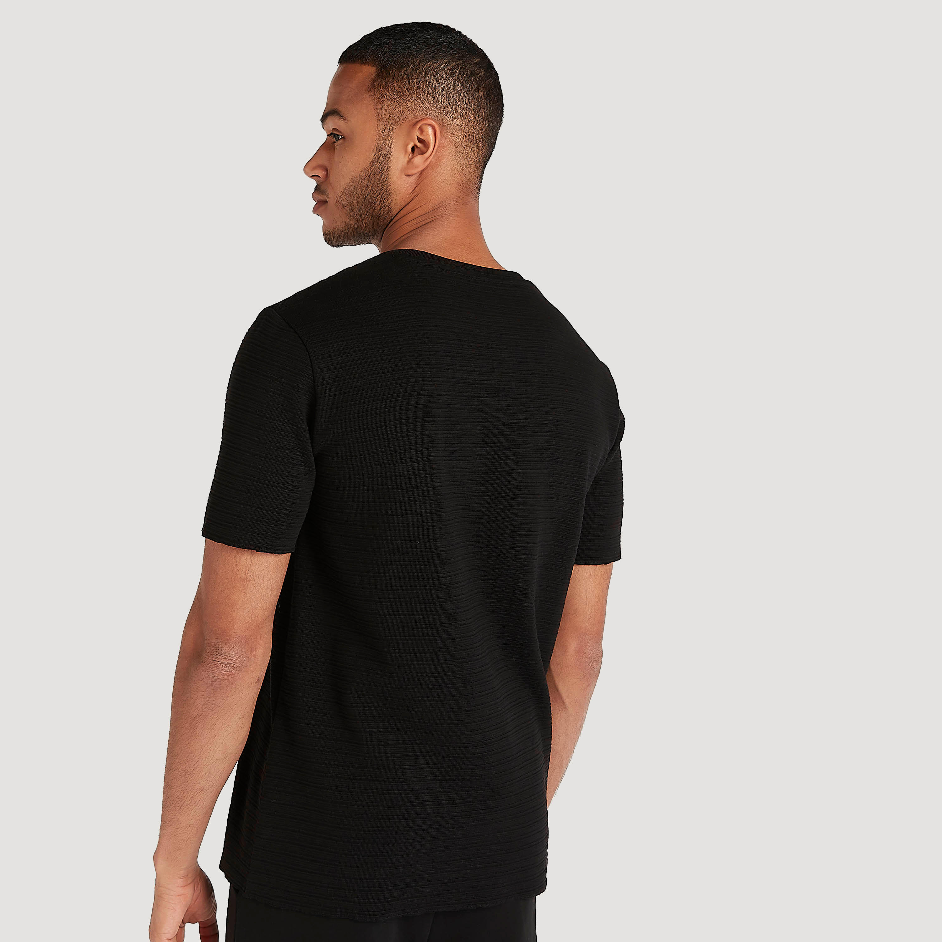 تيشيرت بارز الملمس بياقة ضيّقة وأكمام قصيرة-men-clothing-tshirtsandpolos-tshirts-image-4