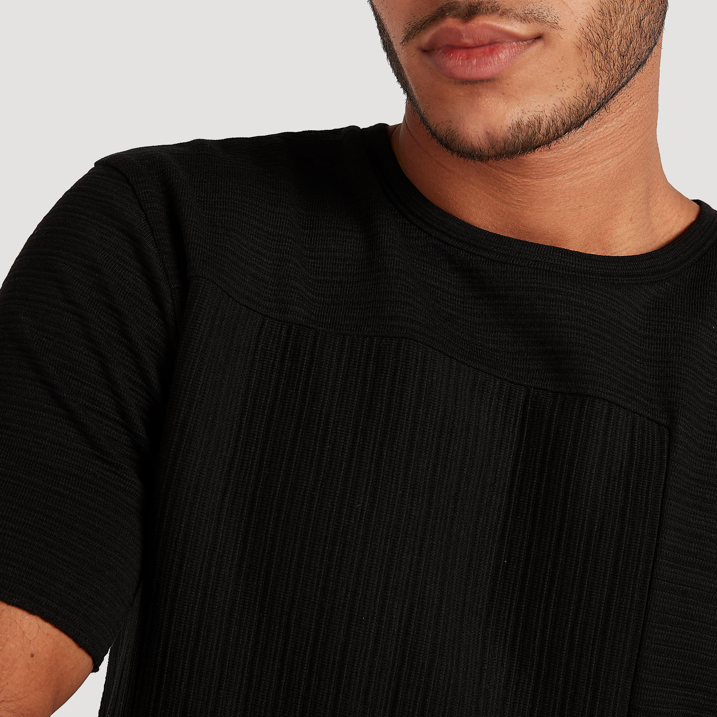 تيشيرت بارز الملمس بياقة ضيّقة وأكمام قصيرة-men-clothing-tshirtsandpolos-tshirts-image-6