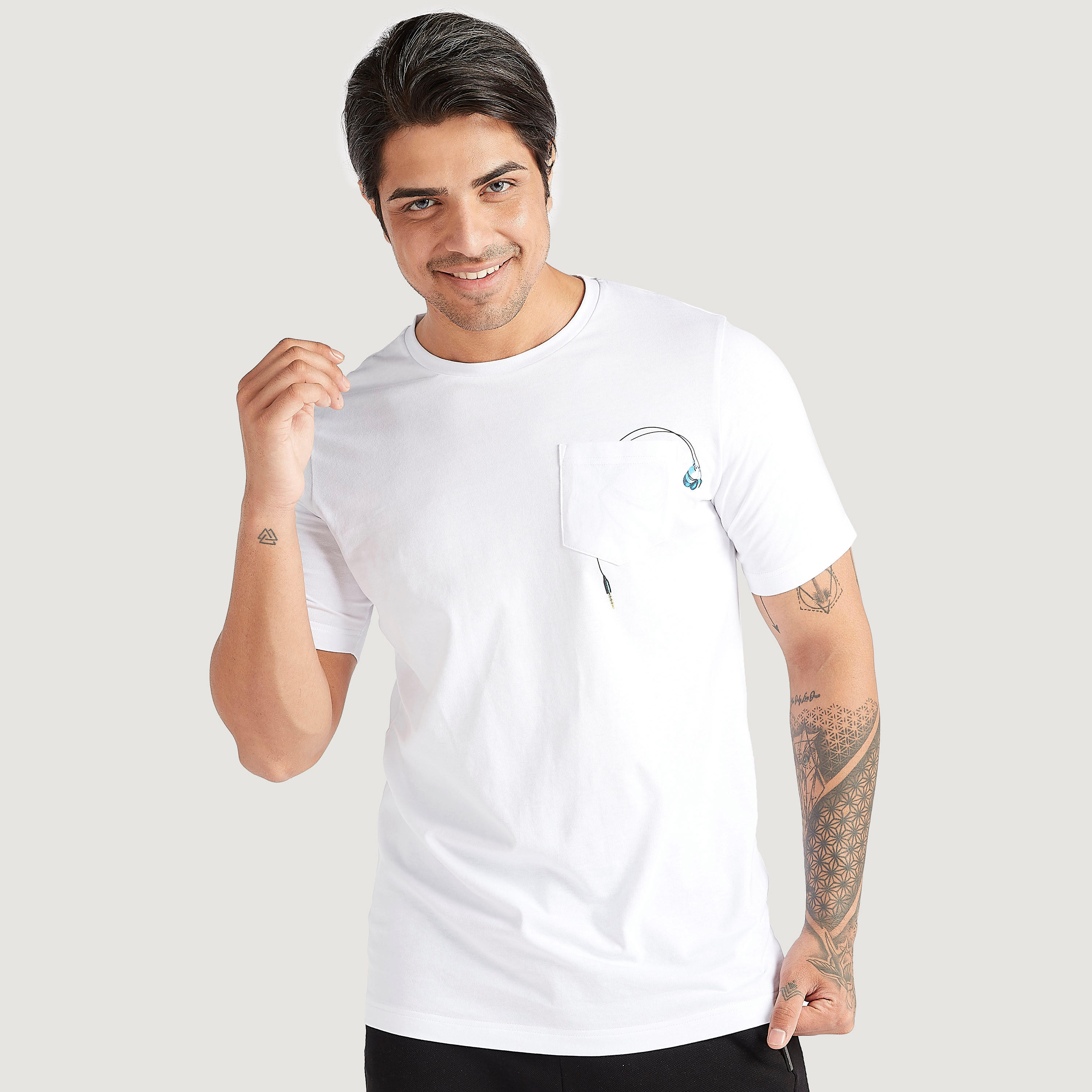 تيشيرت بياقة ضيقة وأكمام قصيرة وطبعات-men-clothing-tshirtsandpolos-tshirts-image-5