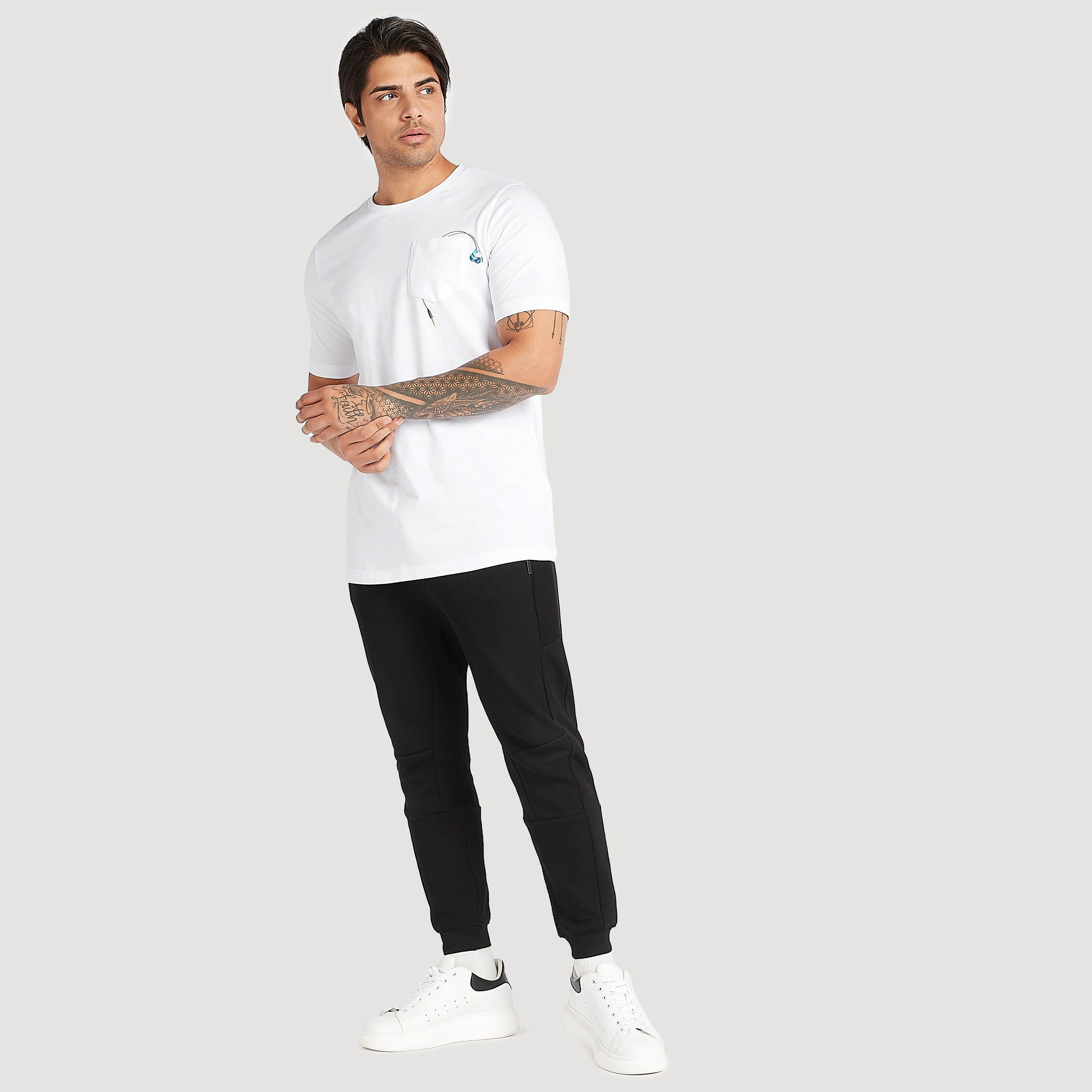 تيشيرت بياقة ضيقة وأكمام قصيرة وطبعات-men-clothing-tshirtsandpolos-tshirts-image-4