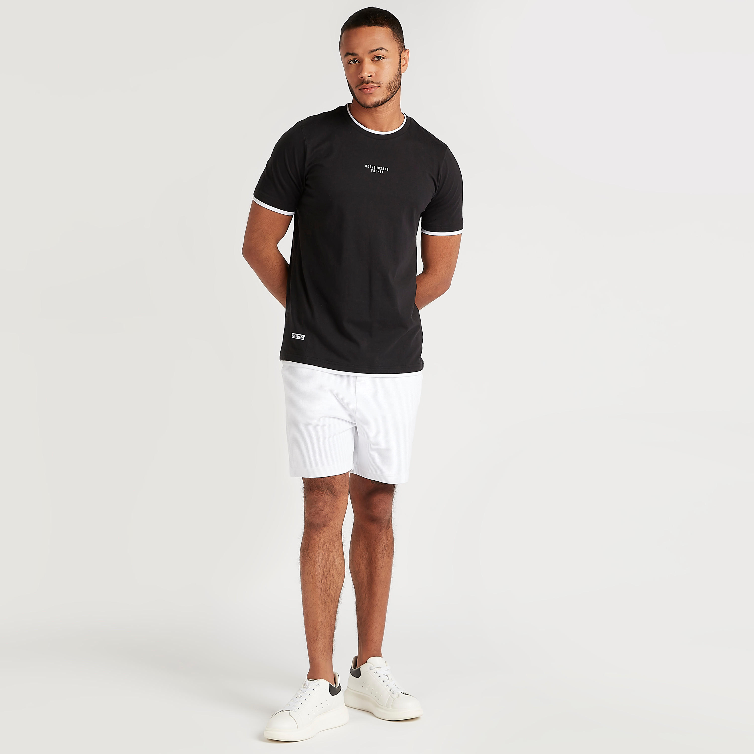 تيشيرت بياقة ضيقة وأكمام قصيرة وطبعات-men-clothing-tshirtsandpolos-tshirts-image-4